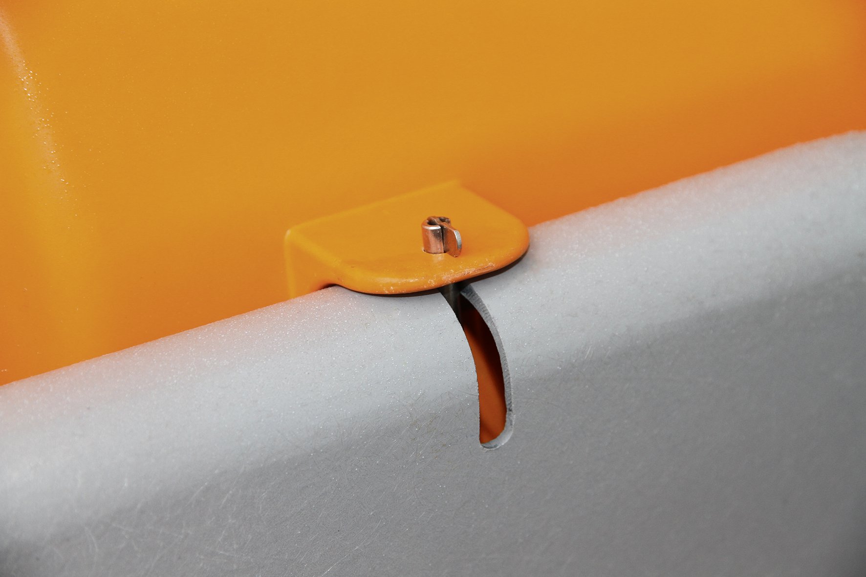 CEMO 10564 GFK-Streugutbehälter, grau/orange, 100 L