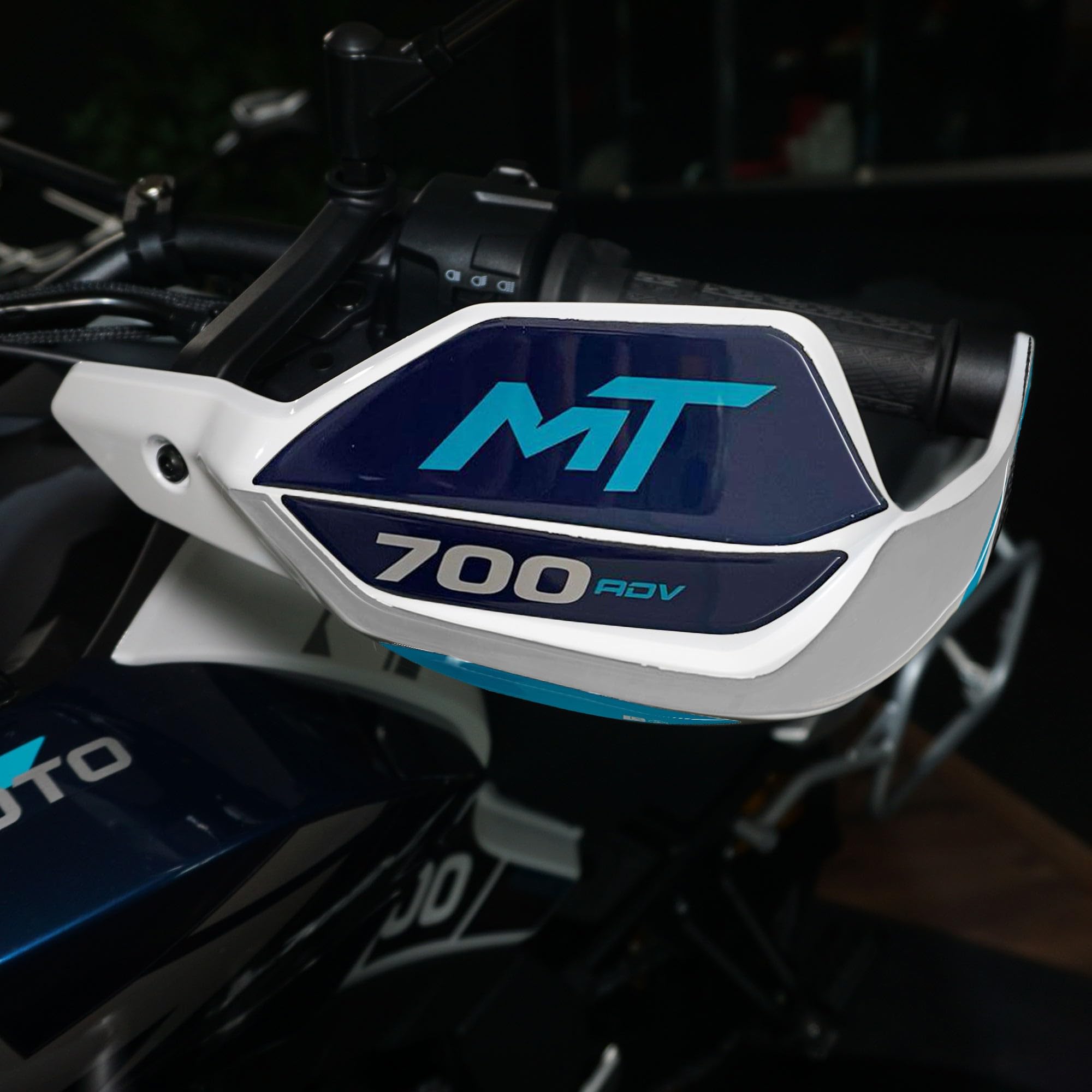 Protège-mains CfMoto 700 MT 2025 : roulez protégé en trail avec ces stickers bleu
