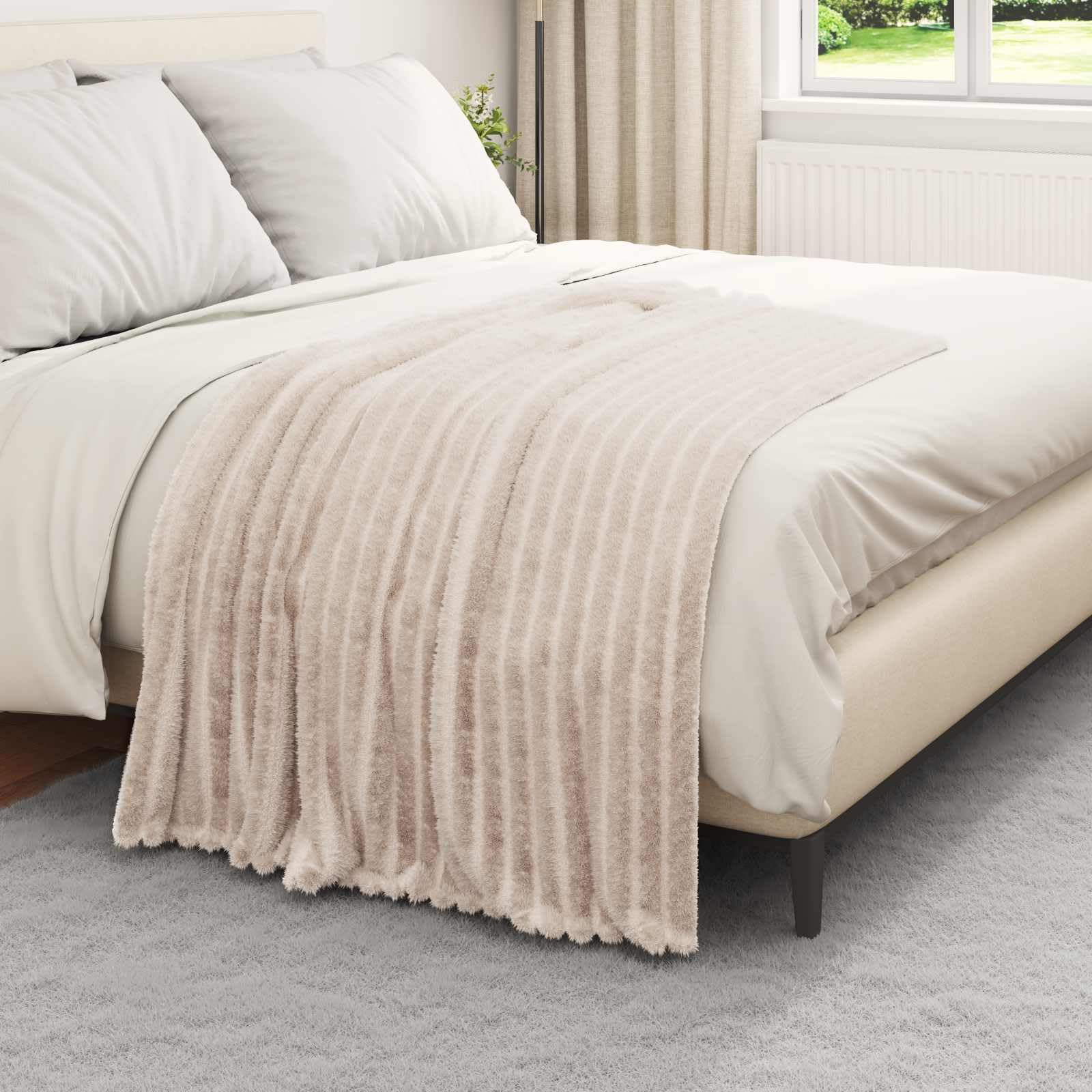 Jeté beige 150 x 130 cm Toison idéal pour vos soirées cocooning au salon