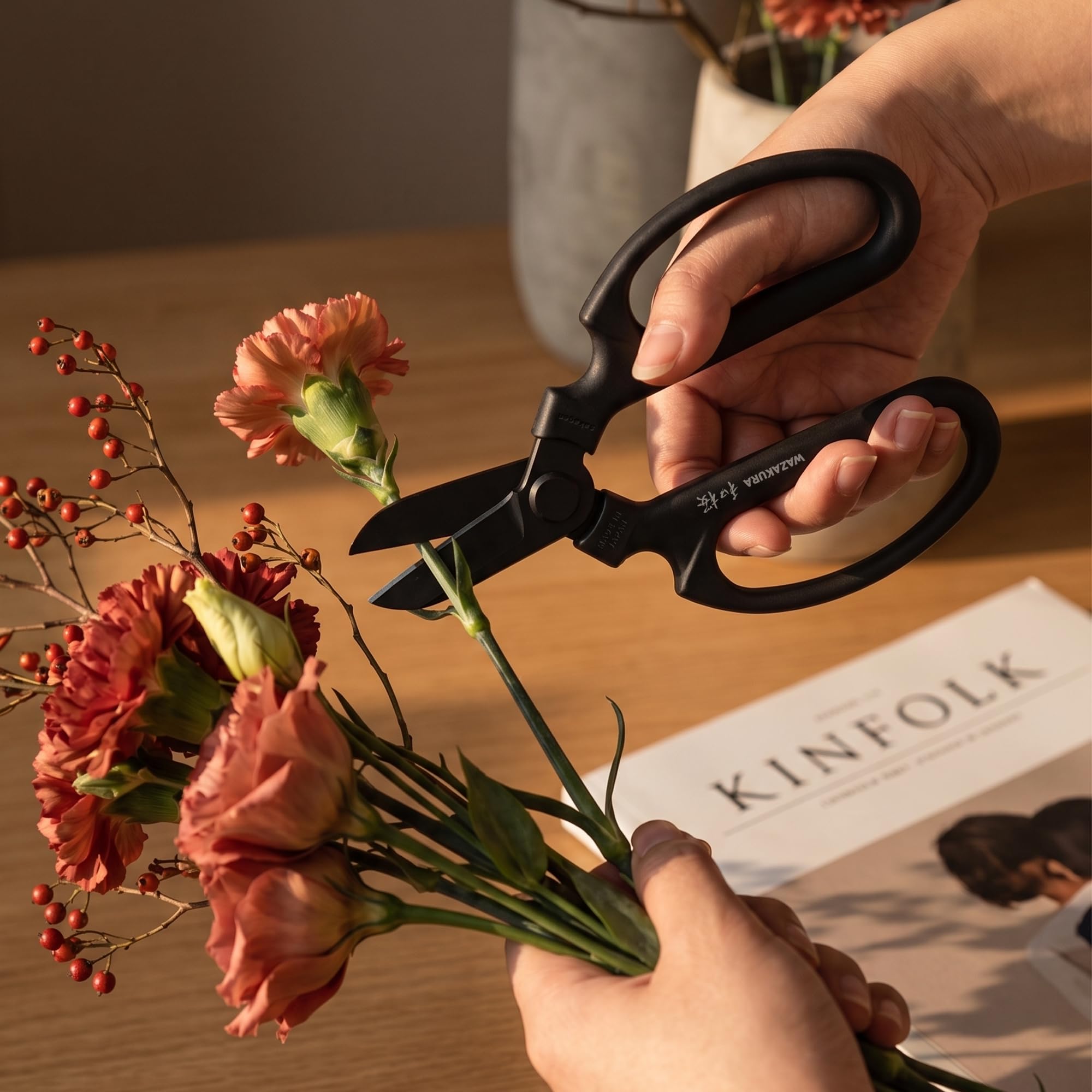 Wazakura Blumenschere mit schwarzer Klinge – Carbonverstärkter Stahl mit Fluorbeschichtung, ultrascharfe präzise Schnitte, professionelle japanische Schere für Blumen & Gartenarbeit