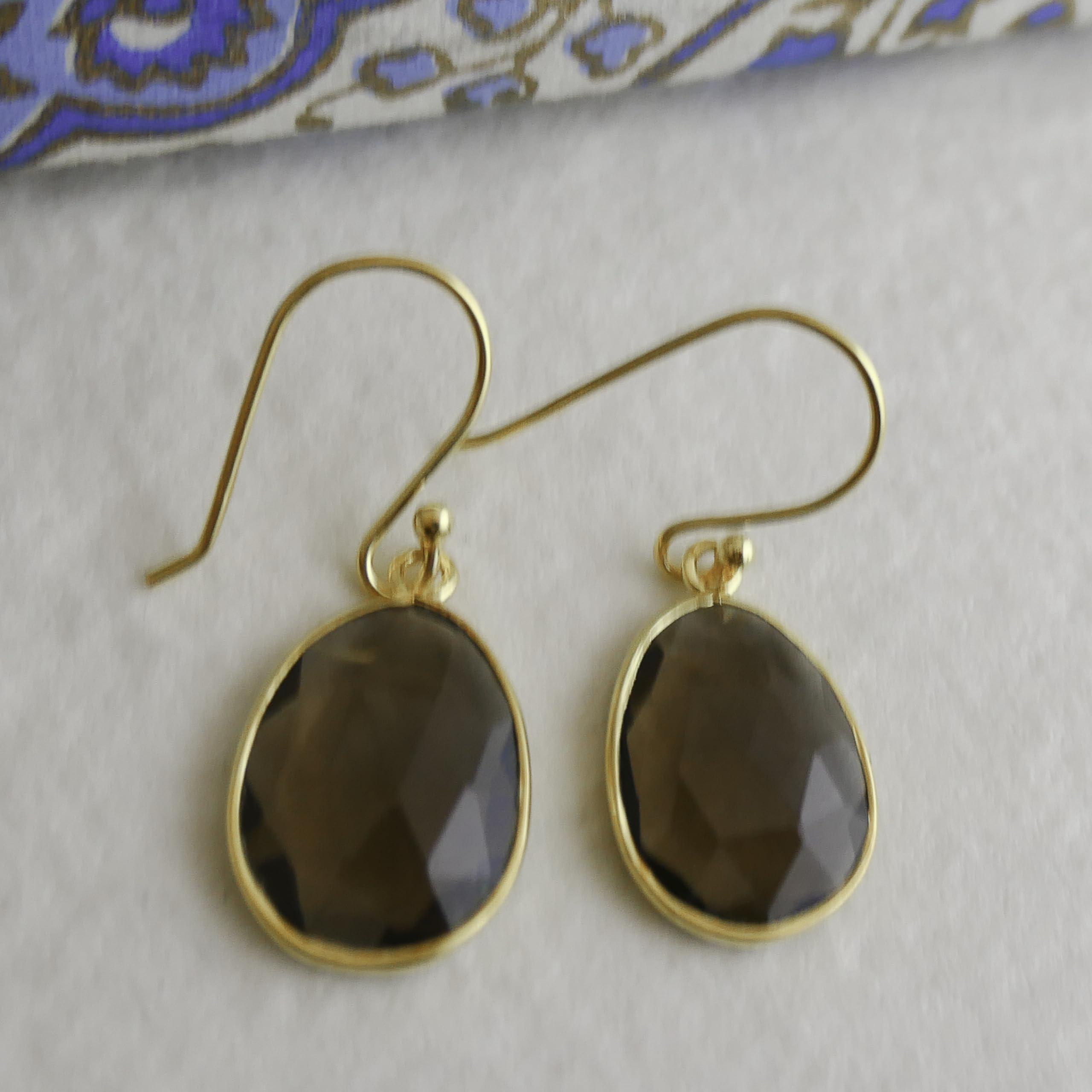Orecchini Pendenti in Argento Sterling 925 Placcato Oro con Quarzo Fumé Naturale - Design Elegante e Raffinato per Donna - Gemme a Forma Libera Sfaccettate