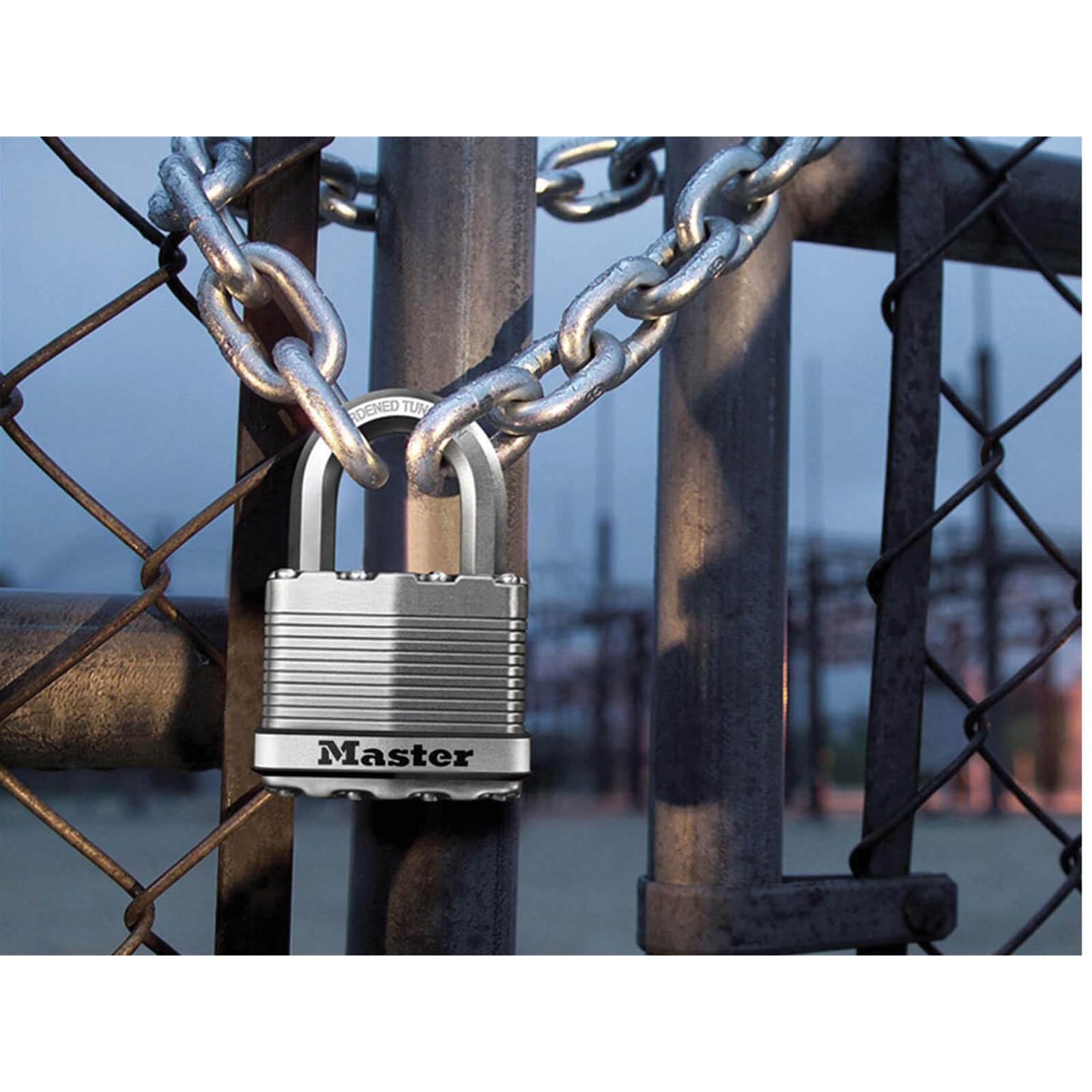 Master Lock M5EURD Cadenas Très Haute Sécurité [A Clé] [Acier Laminé] [Extérieur] M5EURD - Idéal pour les Remises, les Garages, les Clôtures et les Portails 50 mm Argent