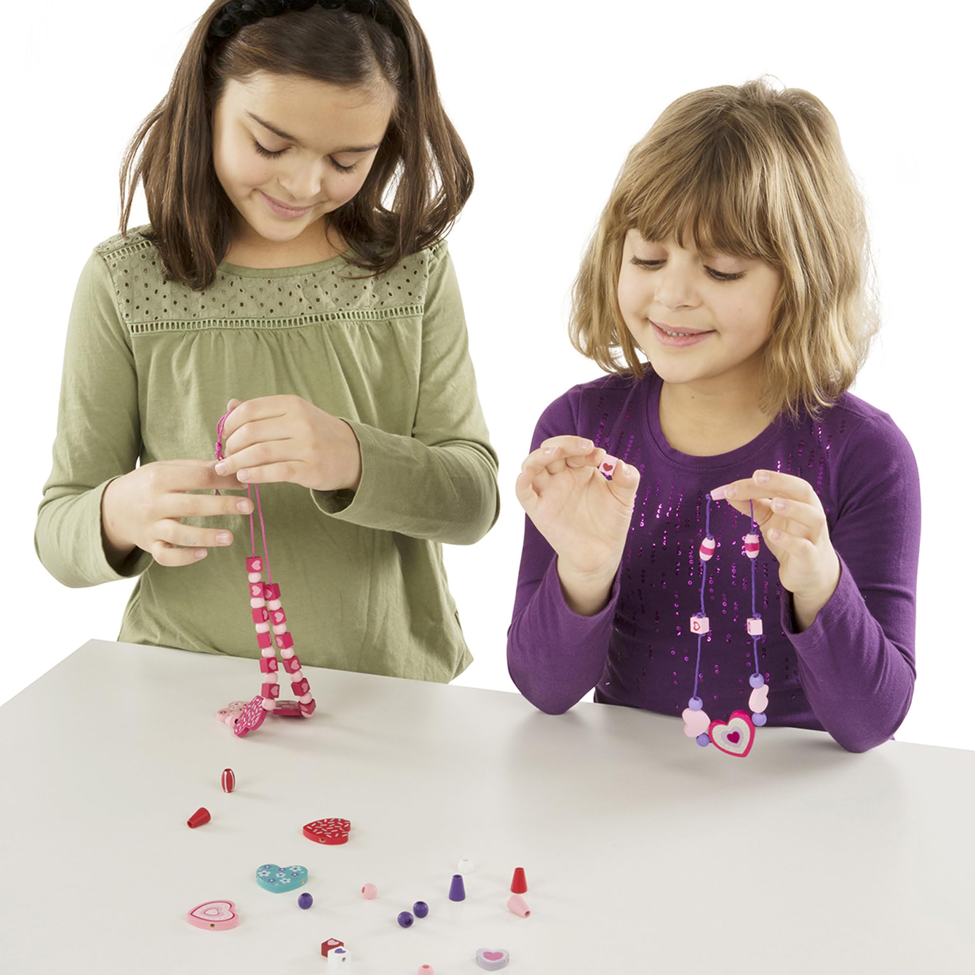 Melissa & Doug Perline per Braccialetti e Collane - Cuoricini, Kit Fai Da Te Perline, Idee Regalo per Bambine e Bambini, In Legno, 5+ Anni