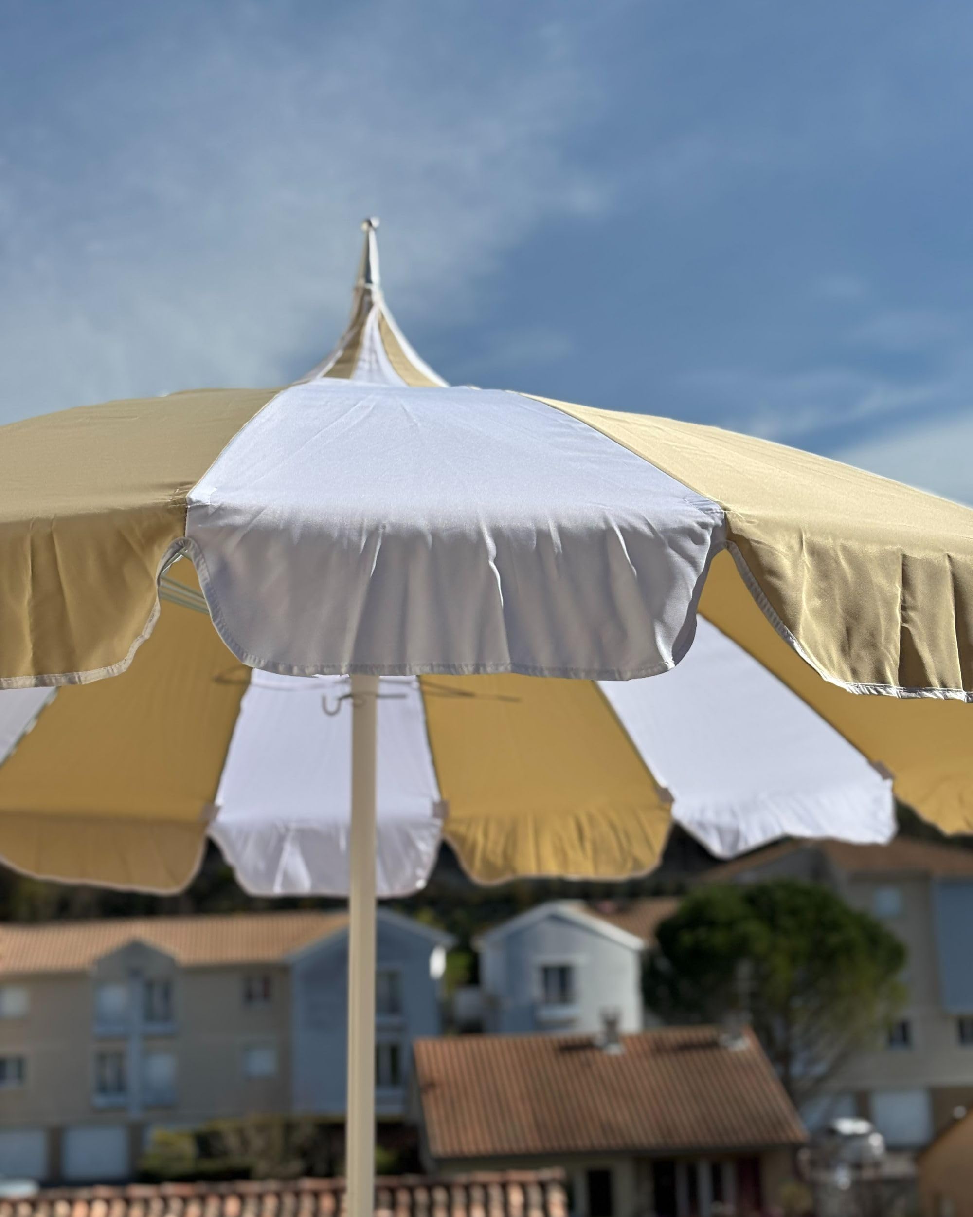 Beliani Elegante ombrellone da giardino ⌀ 245 cm palo in alluminio bianco tessuto poliestere beige e bianco