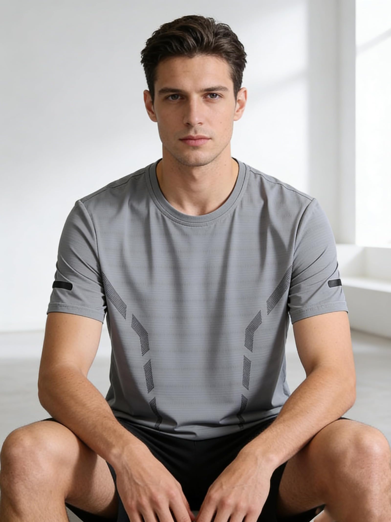 Camiseta de entrenamiento de secado rápido para hombre, transpirable, cuello redondo, manga corta con tira reflectante para gimnasio y correr — view 3