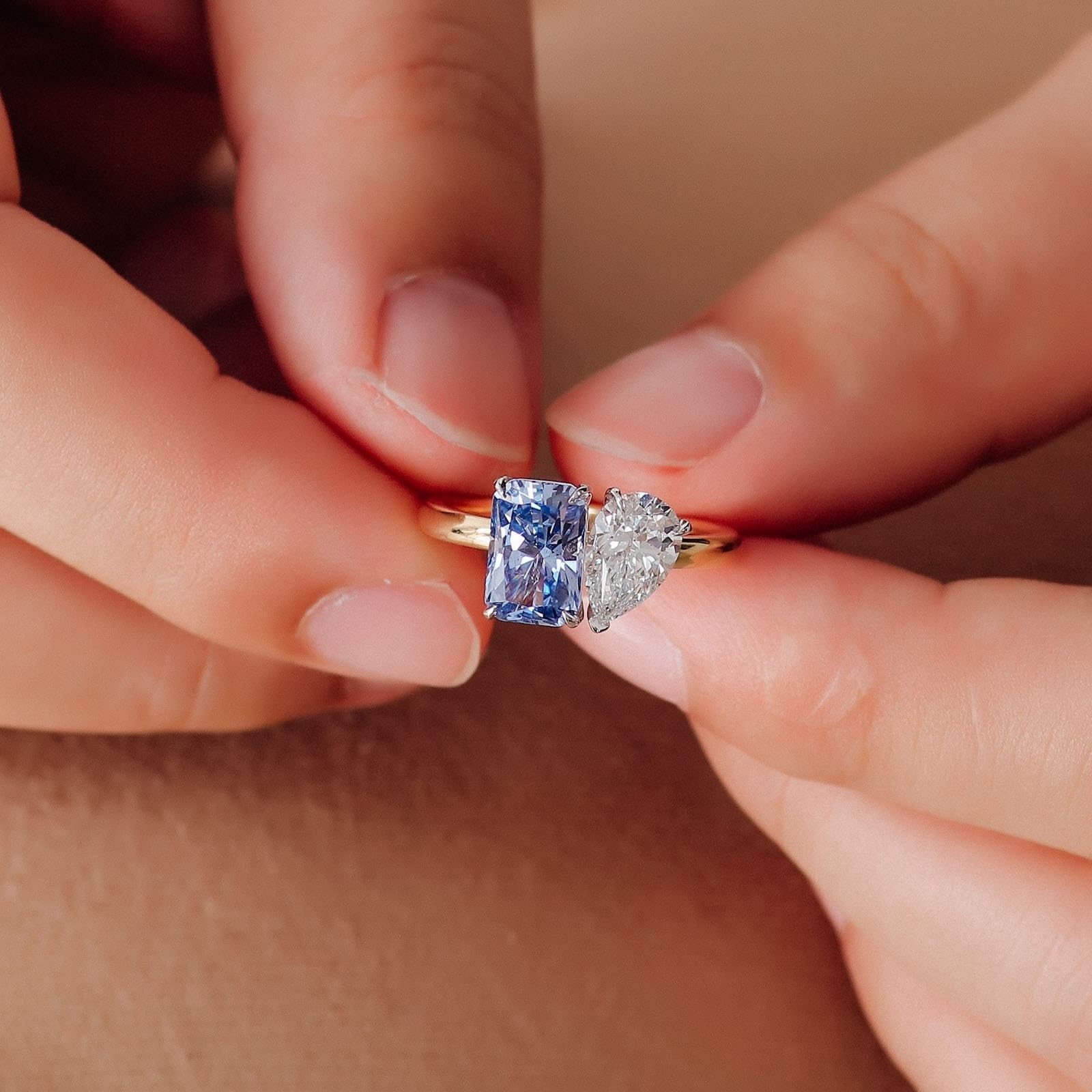 Obrączka ślubna dla kobiet Obrączki ślubne żółte złoto 9K Moissanite; Stworzony laboratoryjnie lekki szafir kropla wody kwadratowy rozmiar H 1/2 moda dla siostry biżuteria noworoczna