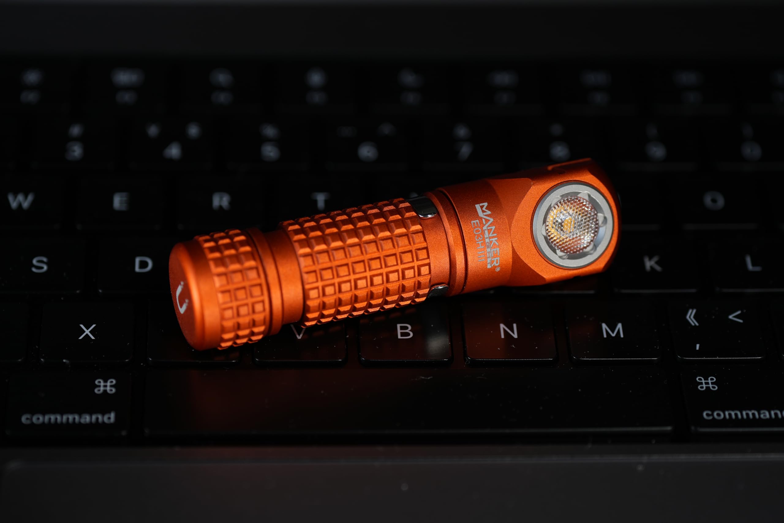 Manker E03H III wiederaufladbare Stirnlampe, 1200 Lumen, Mini-Taschenlampe mit Clip, 90 Grad EDC AA rechtwinklige Taschenlampe mit Kopfband und Magnetschwanz, Orange
