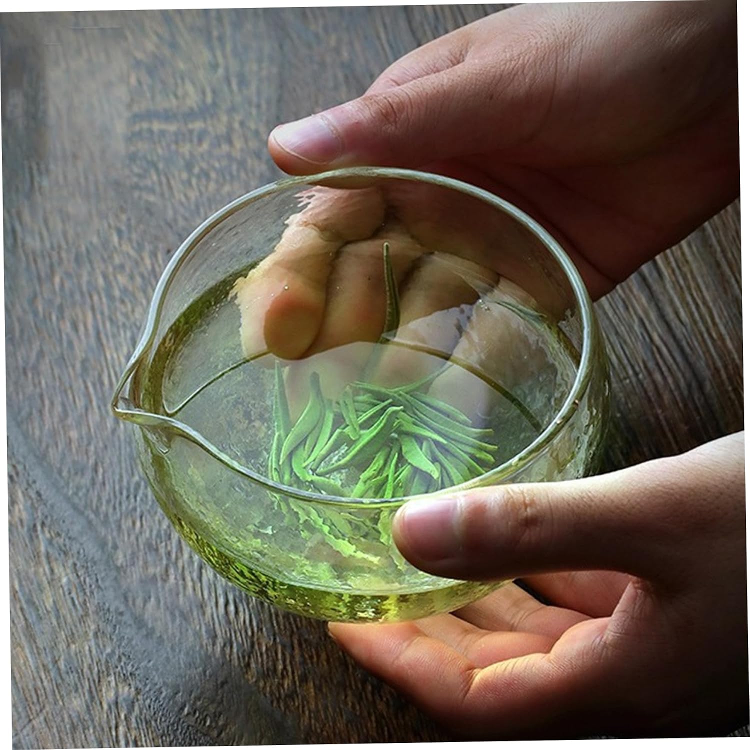450ml Japanese Style Glass Matcha Bowl with Spout, Clear Non Slip Surface Tea Mixing Bowl for Traditional Ceremony Home and Office Use, Easy Pour Matcha Whisk