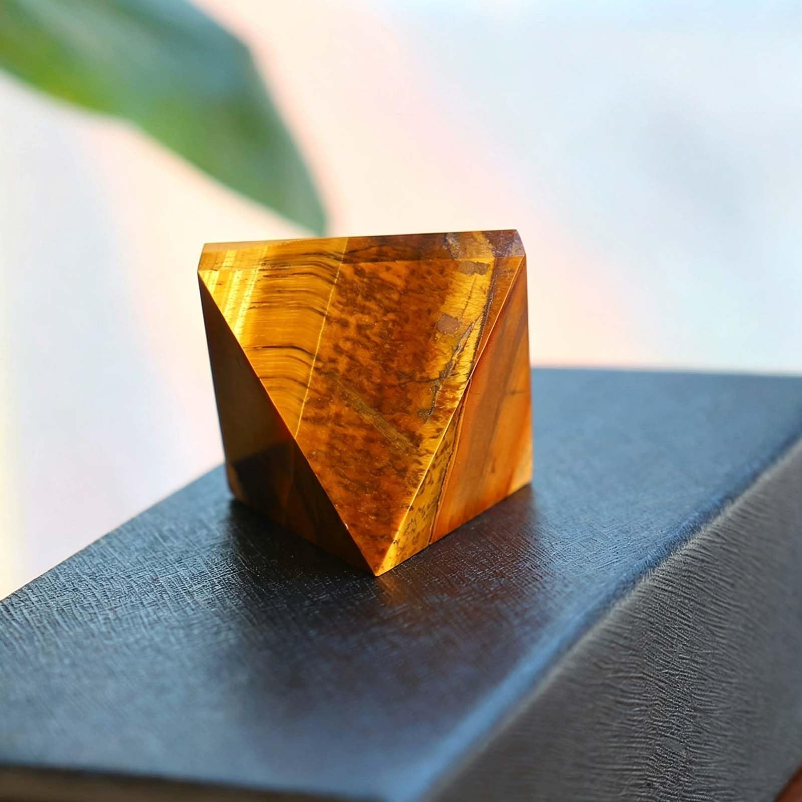 Gelber Tigerauge-Pyramidenkristall zur Meditation