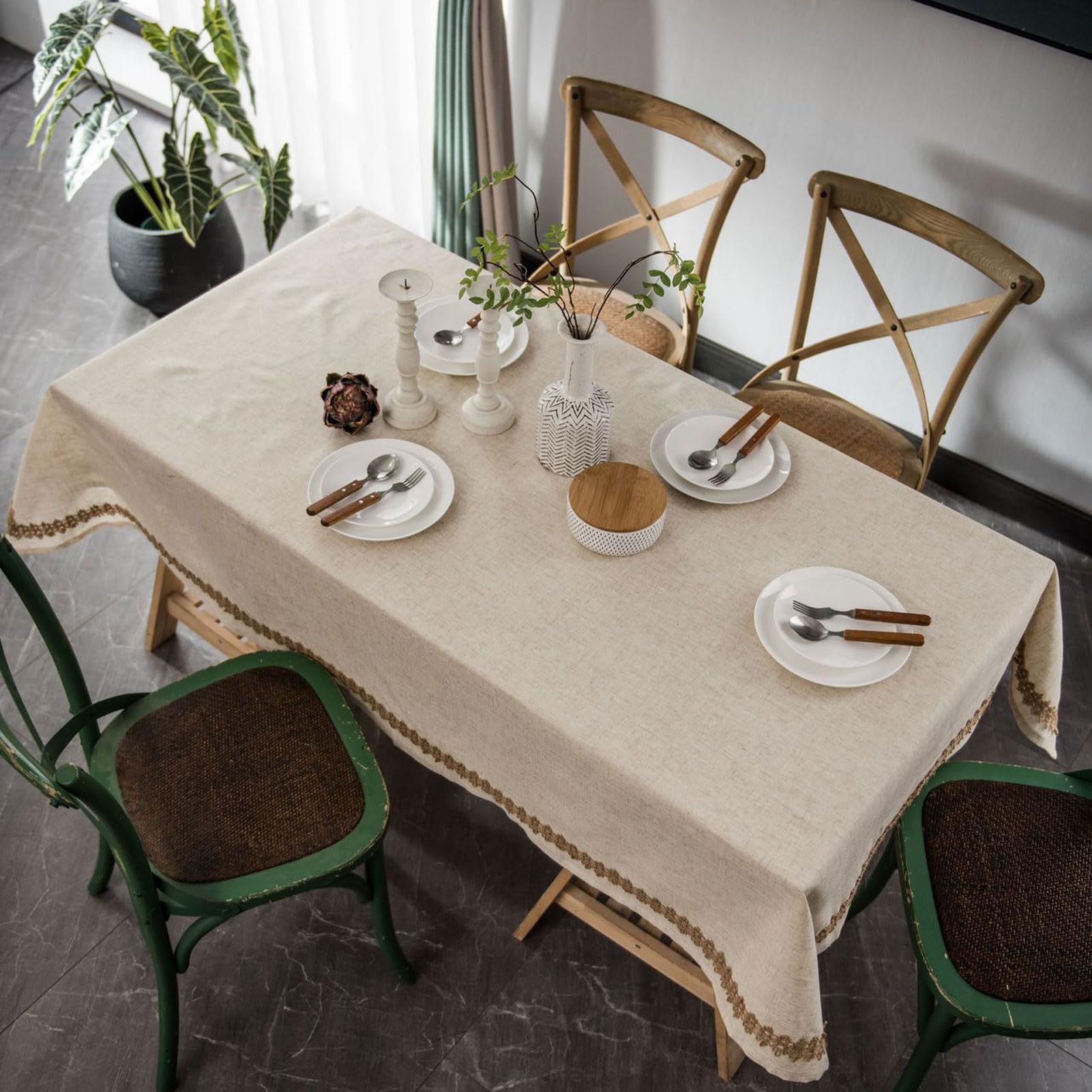 Nappe en polyester et lin texturé avec pompons pour intérieur raffiné
