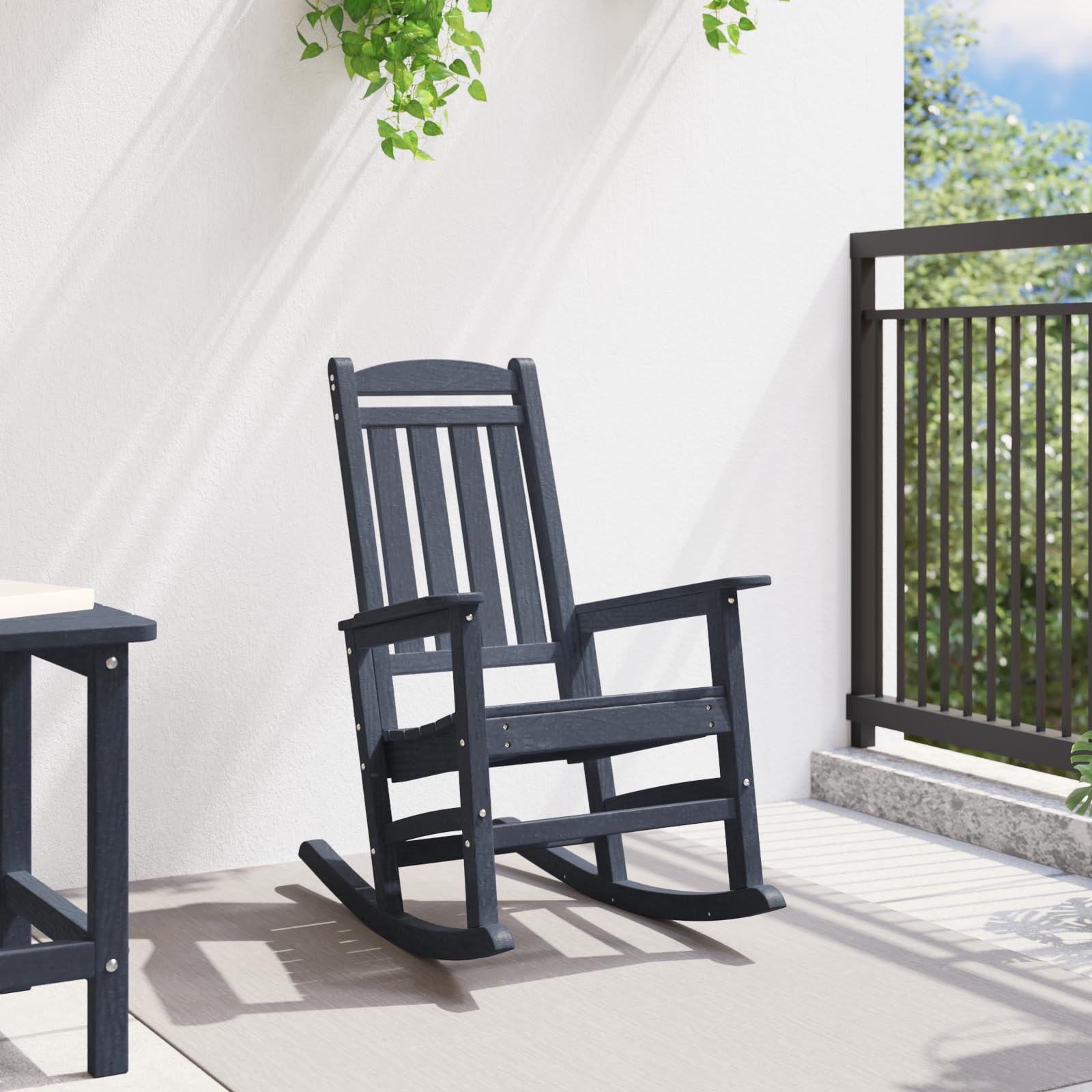 Mecedora de jardín de madera natural con acabado azul marino para balcón y terraza, muebles de exterior robustos con suave movimiento oscilante y fácil cuidado