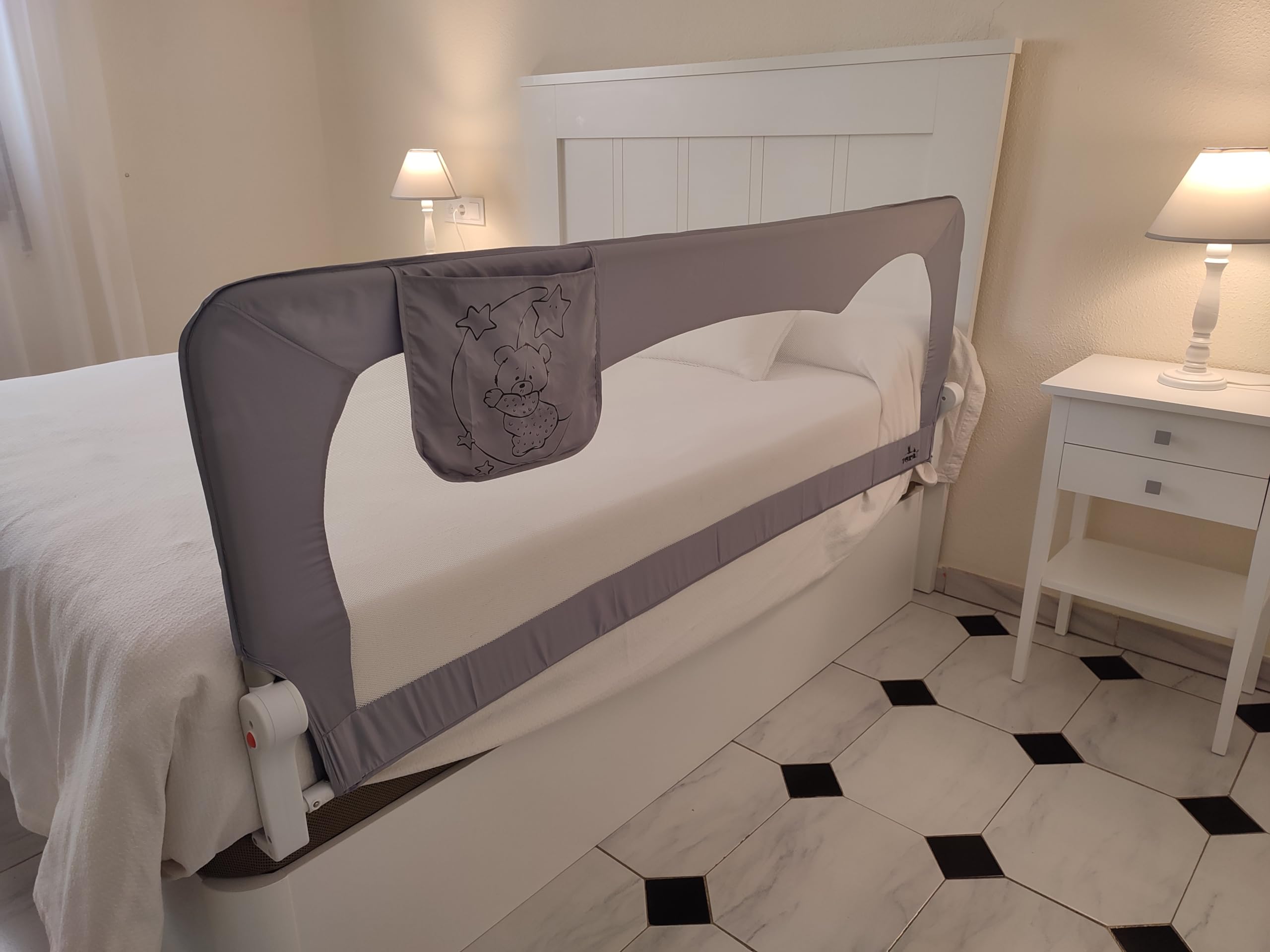 Barrera Seguridad Niños Cama 180 x 66 cm con Bolsillo - Seguridad y Comodidad, Alta y Robusta - Barrera Cama Niños Abatible - Barandilla Cama Niño Modelo Osito y Luna Gris