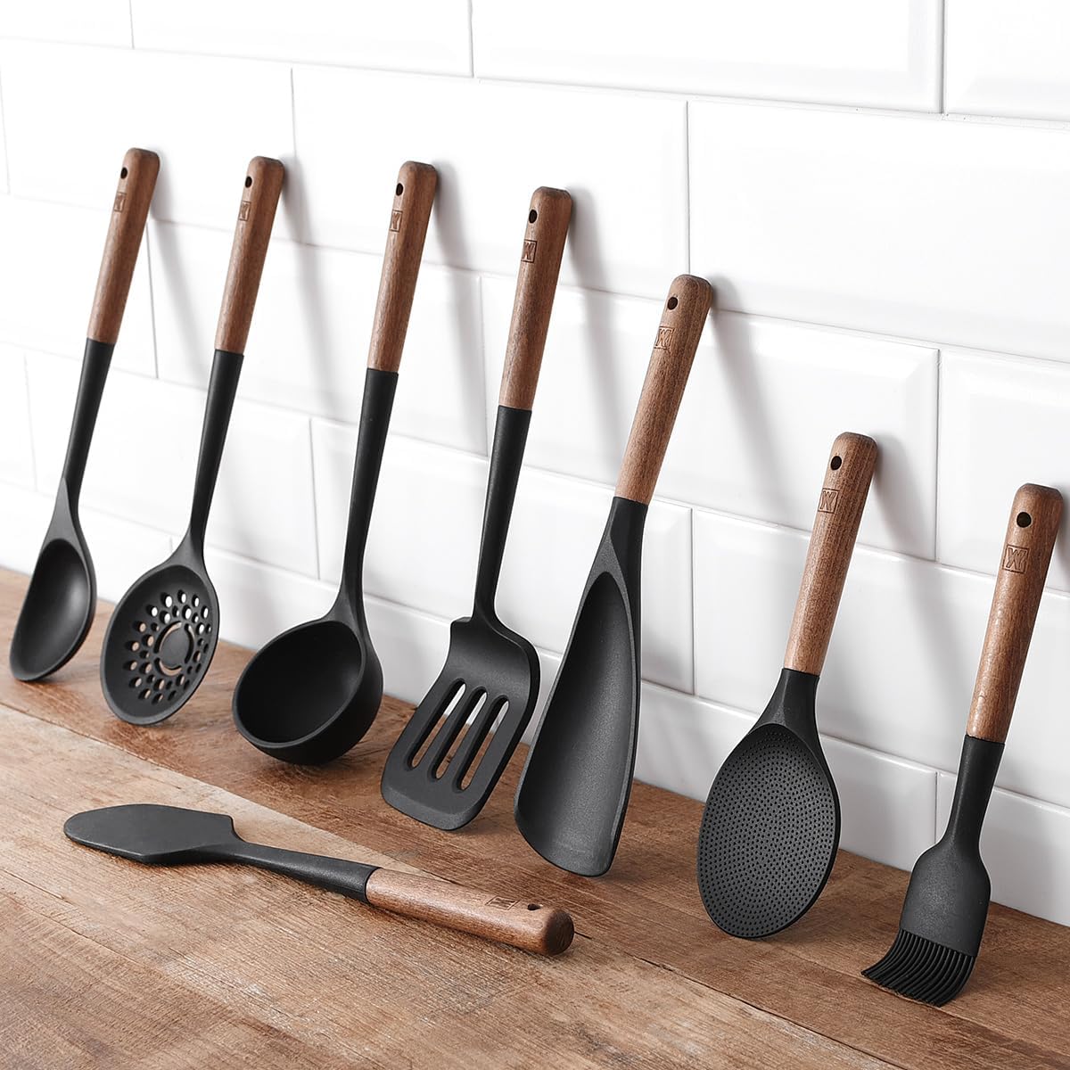 WAGENSTEIGER Juego de 2 utensilios de cocina de silicona: cucharón con mango de madera + cuchara de servir y cocinar de cabeza larga, utensilios de cocina resistentes al calor, sin BPA, diseño de