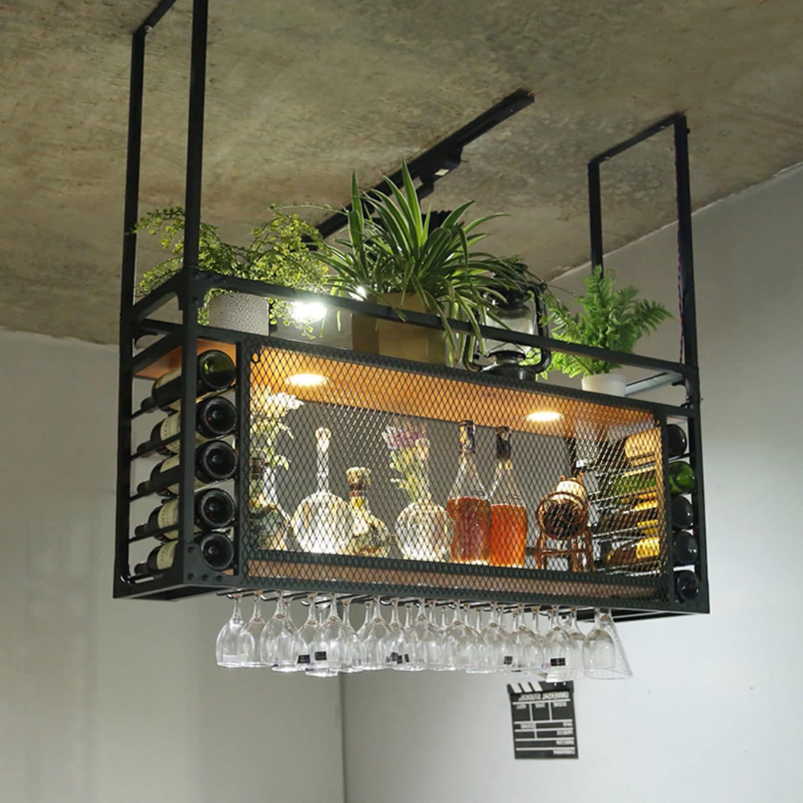 Casier à vin suspendu pour libérer de l'espace et ranger vos verres à pied