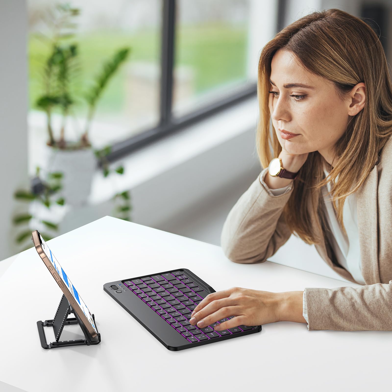 OMOTON Tastiera Bluetooth per iPad/tablet con supporto per telefono | Tastiera per iPad con retroilluminazione, ricaricabile, QWERTY, tasti ingrandite, wireless, portatile, ultra sottile