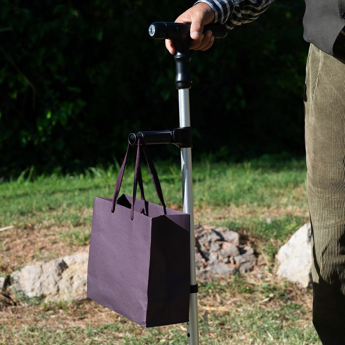 InnovaGoods® Bâton de marche extensible, bâton de marche extensible avec LED, alarme et main mécanique, bâton de marche avec 6 niveaux de hauteur réglable et 4 points d'appui.