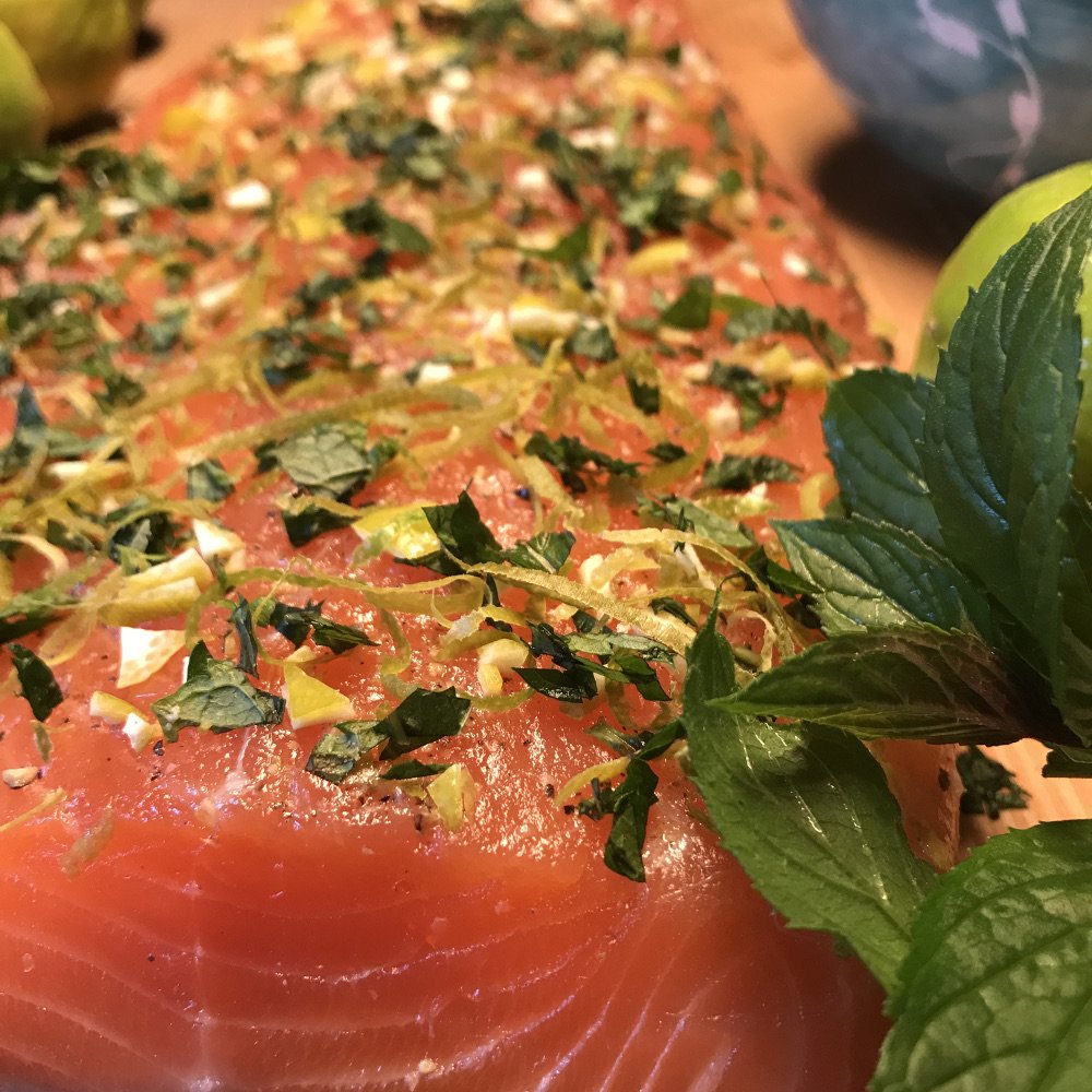 Graved Lachs "Caipirinha" mit Cachaca, Minze und Limonenzesten