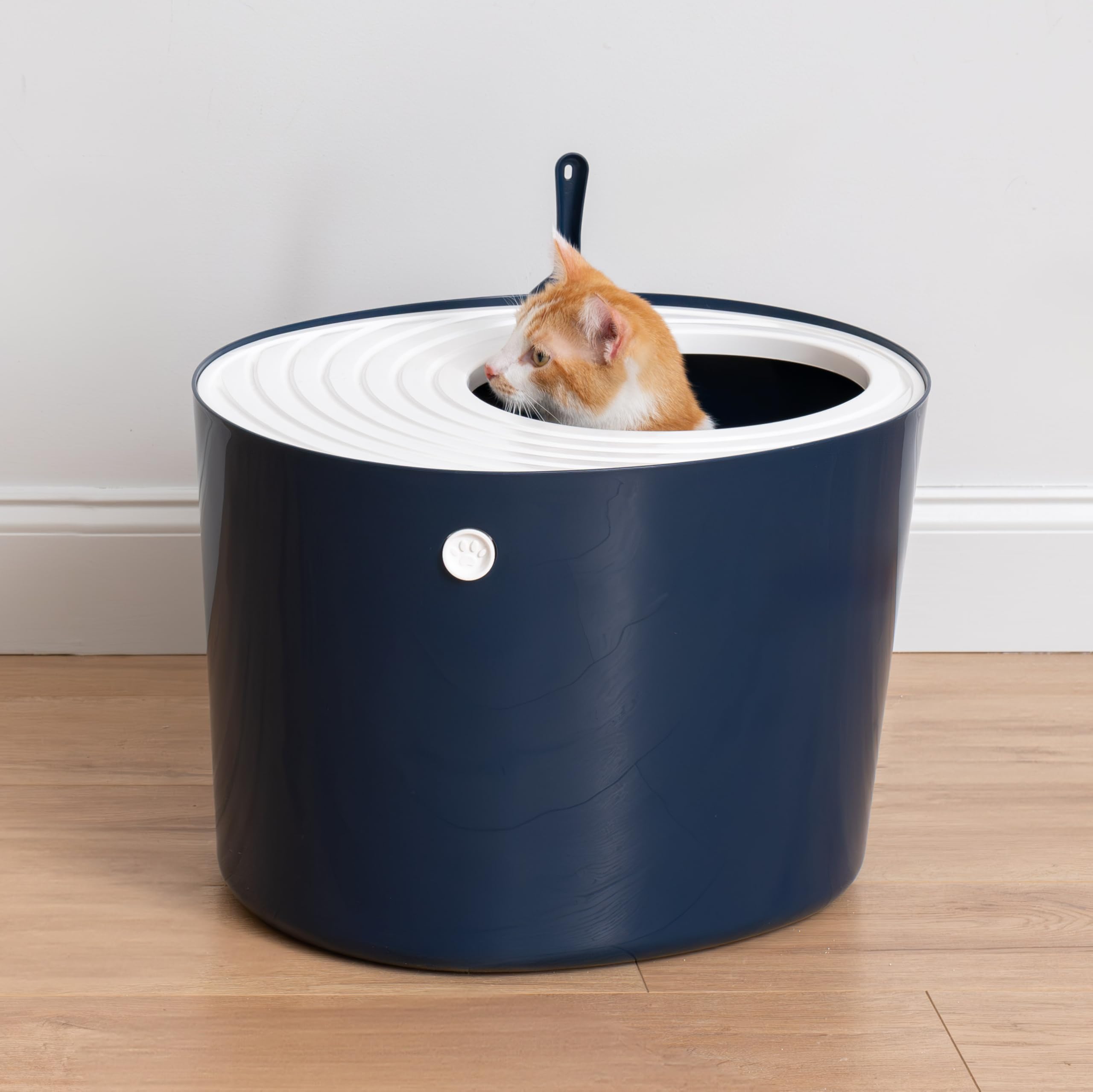 IRIS USA Caja de arena grande para gatos con tapa, entrada superior, recinto cubierto, a prueba de perros, control de dispersión de arena, reducción de olores, incluye pala, azul marino/blanco