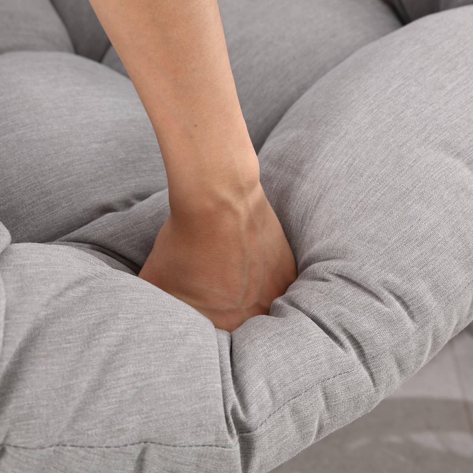 Sweiko Fauteuil à Bascule d'Extérieur en Rotin avec Coussin Moelleux,Fauteuil de Loisirs Ergonomique Adapté aux Porches,Salons,Terrasses et Jardins (LightGray)