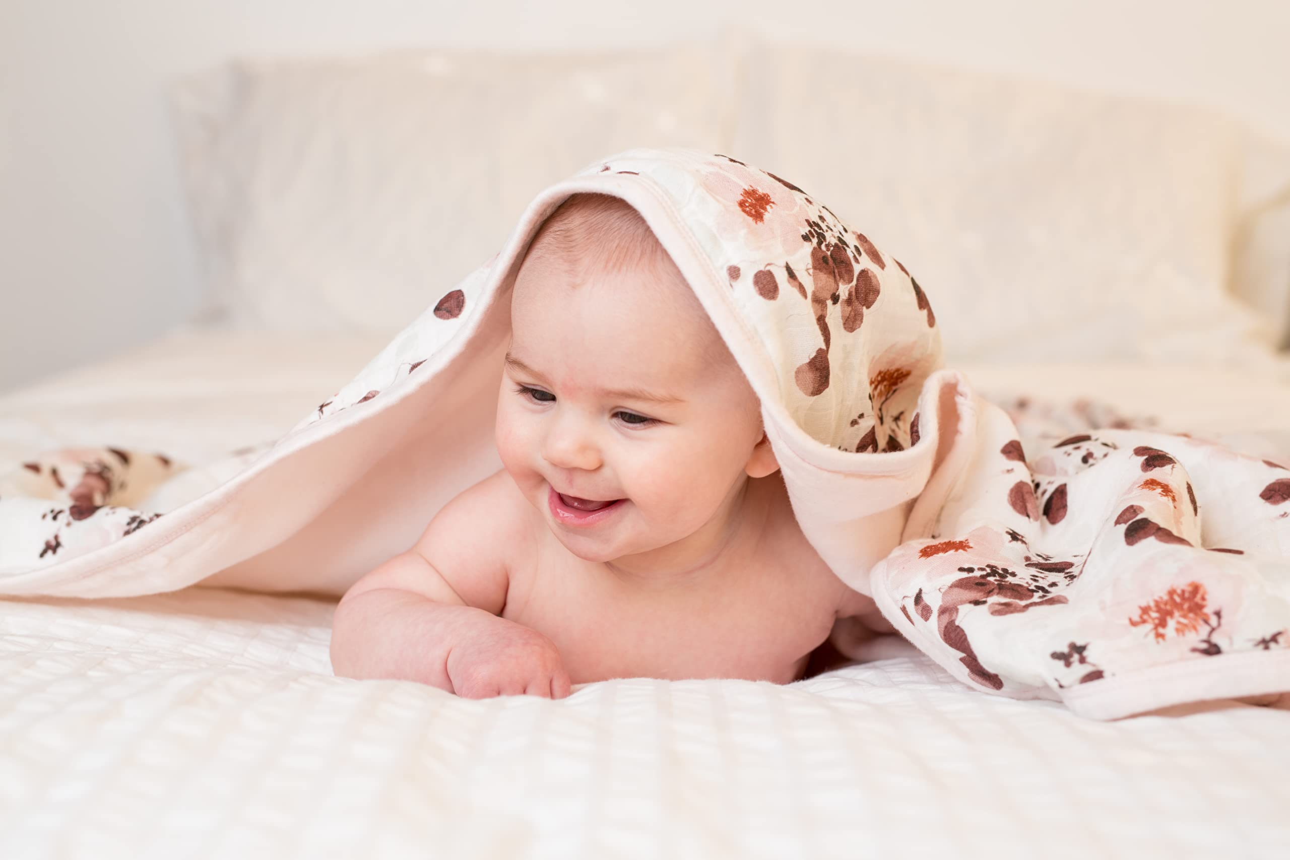 lulujo Manta de edredón para bebé, unisex, de muselina de bambú suave, con ribete de jersey, manta de recepción neutra para niñas y niños, manta de cuna y guardería| 119,4 x 119,4 cm | eucalipto