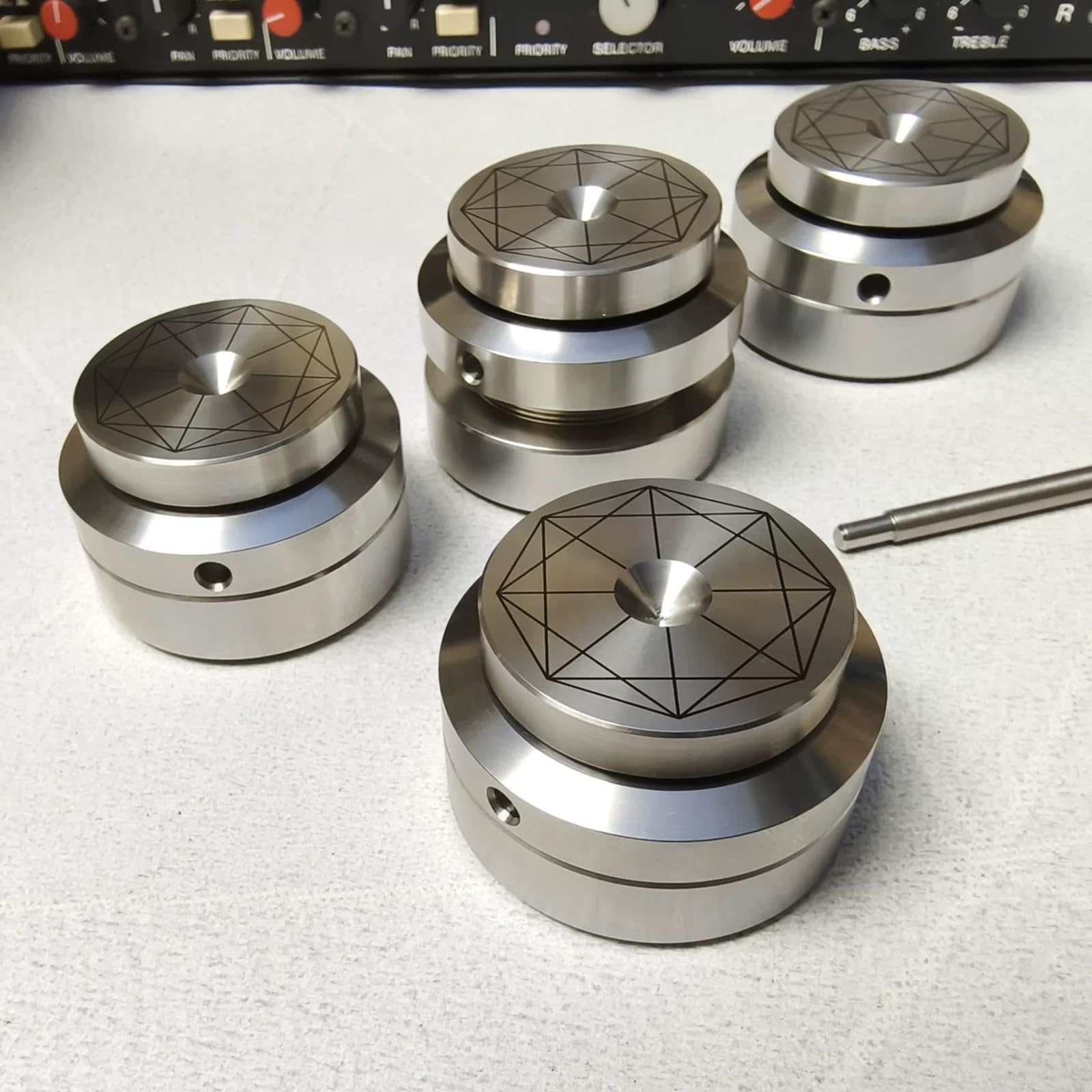 Base isolante per altoparlanti, piedini ammortizzatori, protezione per pavimento, antivibrazione, antiscivolo, per amplificatori HiFi, registratore DAC, 4 pezzi (argento)
