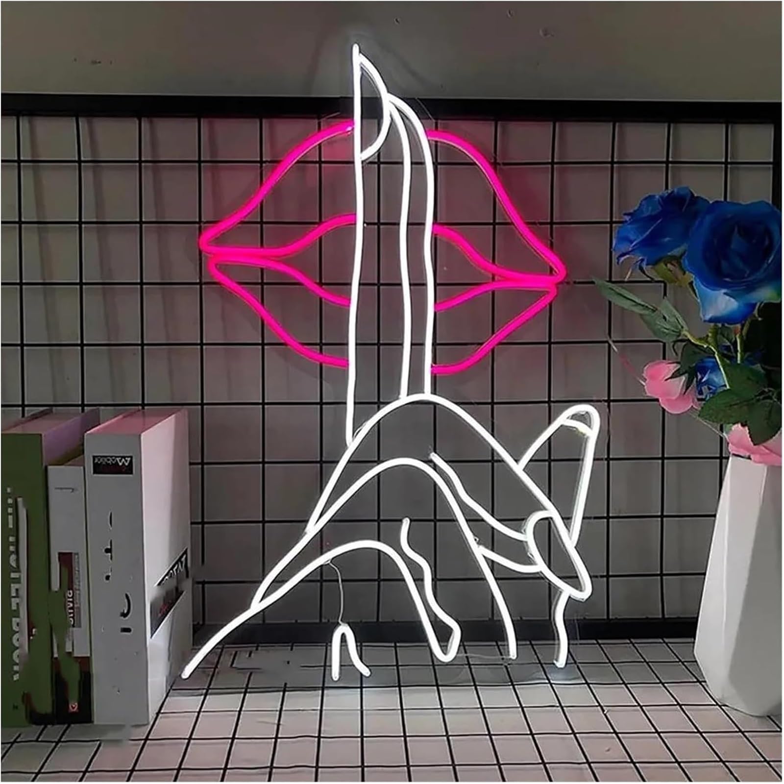 Lettere colorate, illuminazione interna, insegna luminosa al neon con scritta "Secret Lips Nail On Lips"