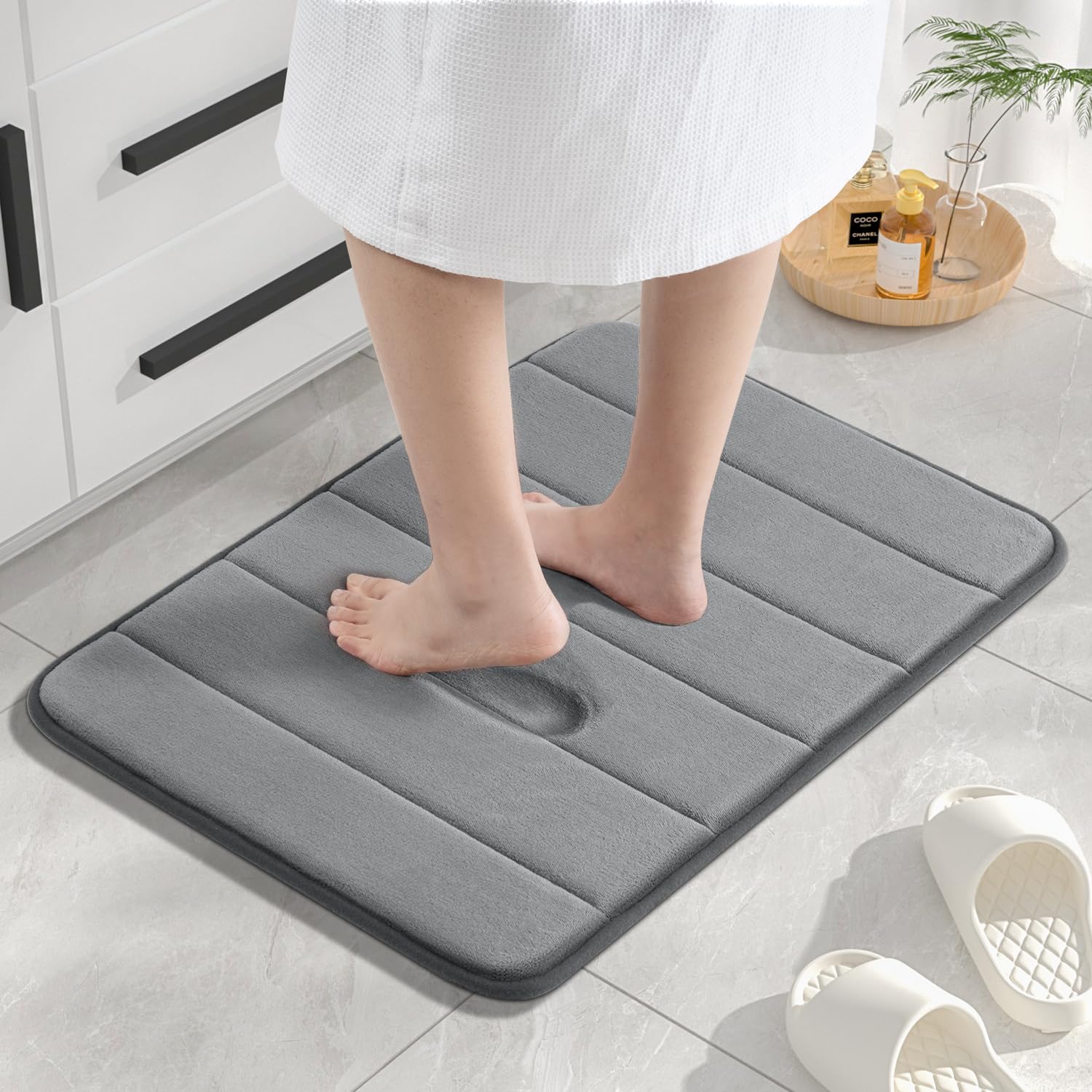 HITSLAM Tapis de Bain Antidérapant en Mousse à Mémoire de Forme, 40 x 60cm Absorbant Tapis Salle de Bain, Lavable en Machine, Séchage Rapide, Doux et Confortable, Gris Foncé