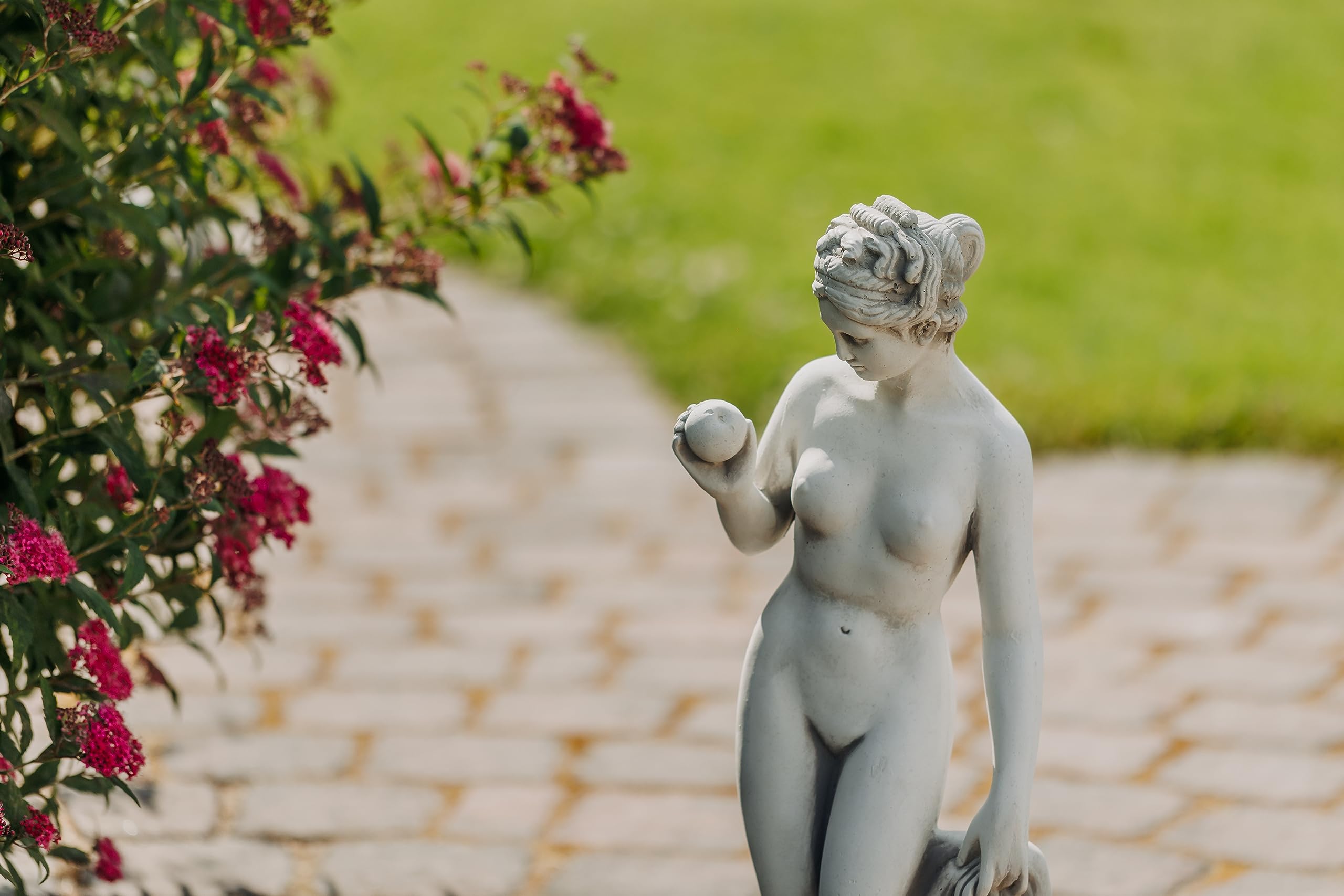 gartendekoparadies.de Statue der Venus mit Apfel, Steinfigur aus Steinguss, Weißbeton, Grau, Frostsicher für Außenbereich, H. 59 cm, 9 kg