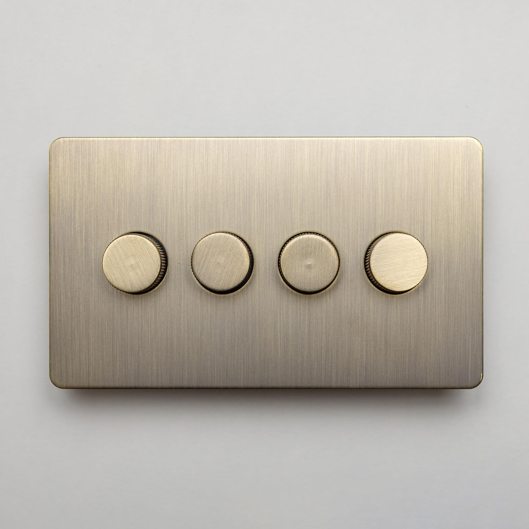 Antique Brass Straight Knurled Switches and Sockets | Screwless Front Plate (4 Gang Dimmer - 2 way)