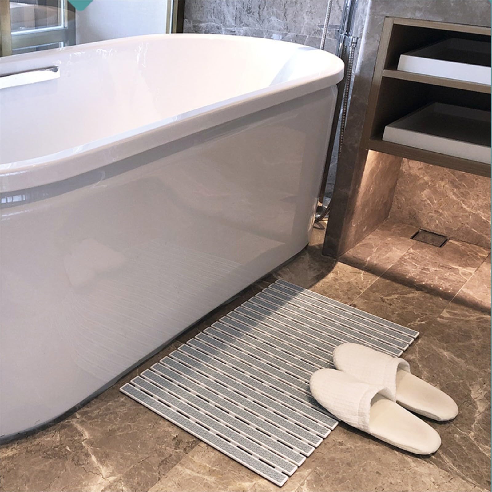 VIRSUS Tappeto doccia antiscivolo di colore bianco, antimuffa e antibatterico, con ventose e fori drenaggio, quadrato dimensione 55 x 55 cm, tappetino bagno doccia vasca da bagno lavabile