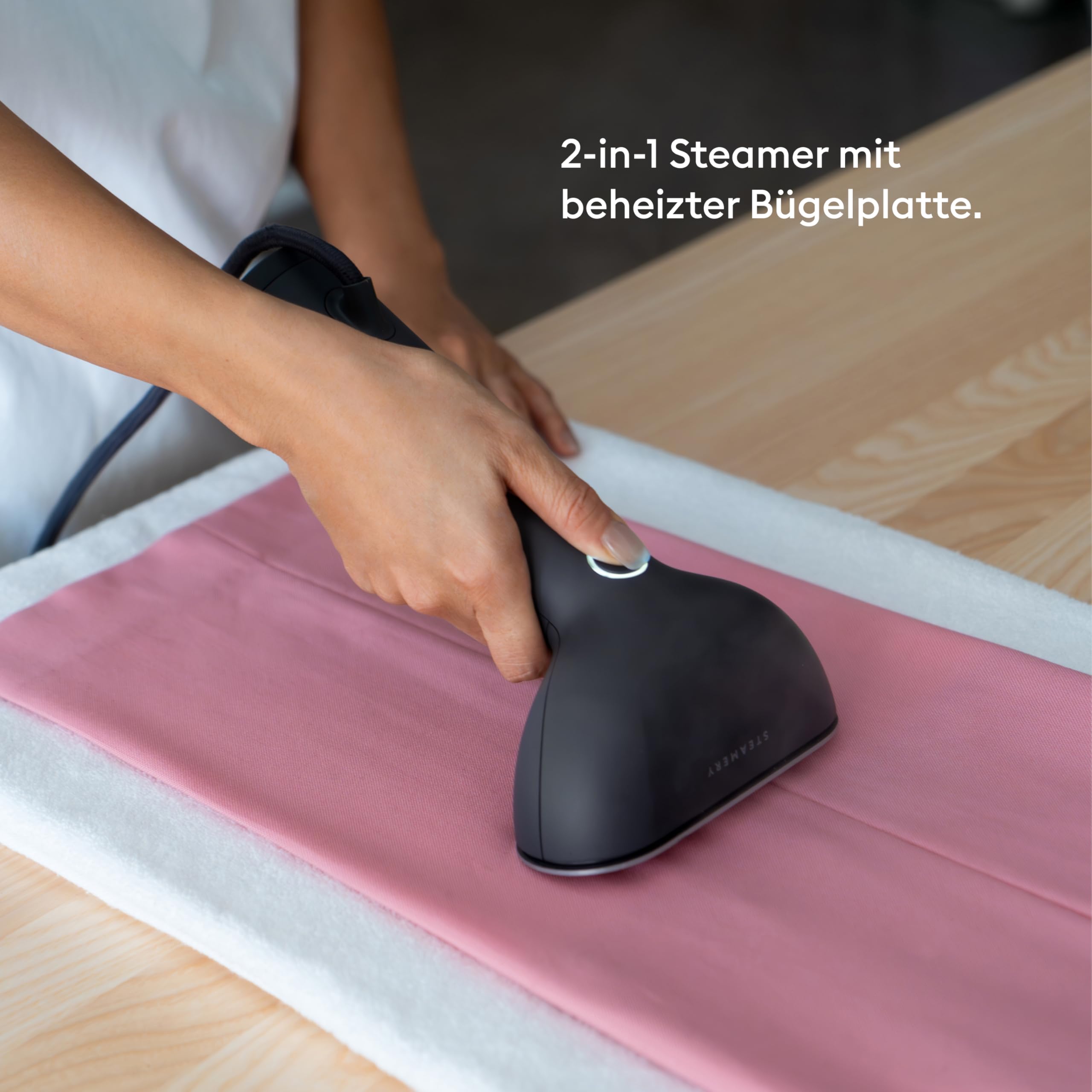 Steamery Dampfglätter Cirrus 3, 1200W, EU-Stecker, Dampfleistung 20g/min, Beheizte Bügelplatte, Schnelles Aufheizen, Faltenentferner für Kleidung (Schwarz)