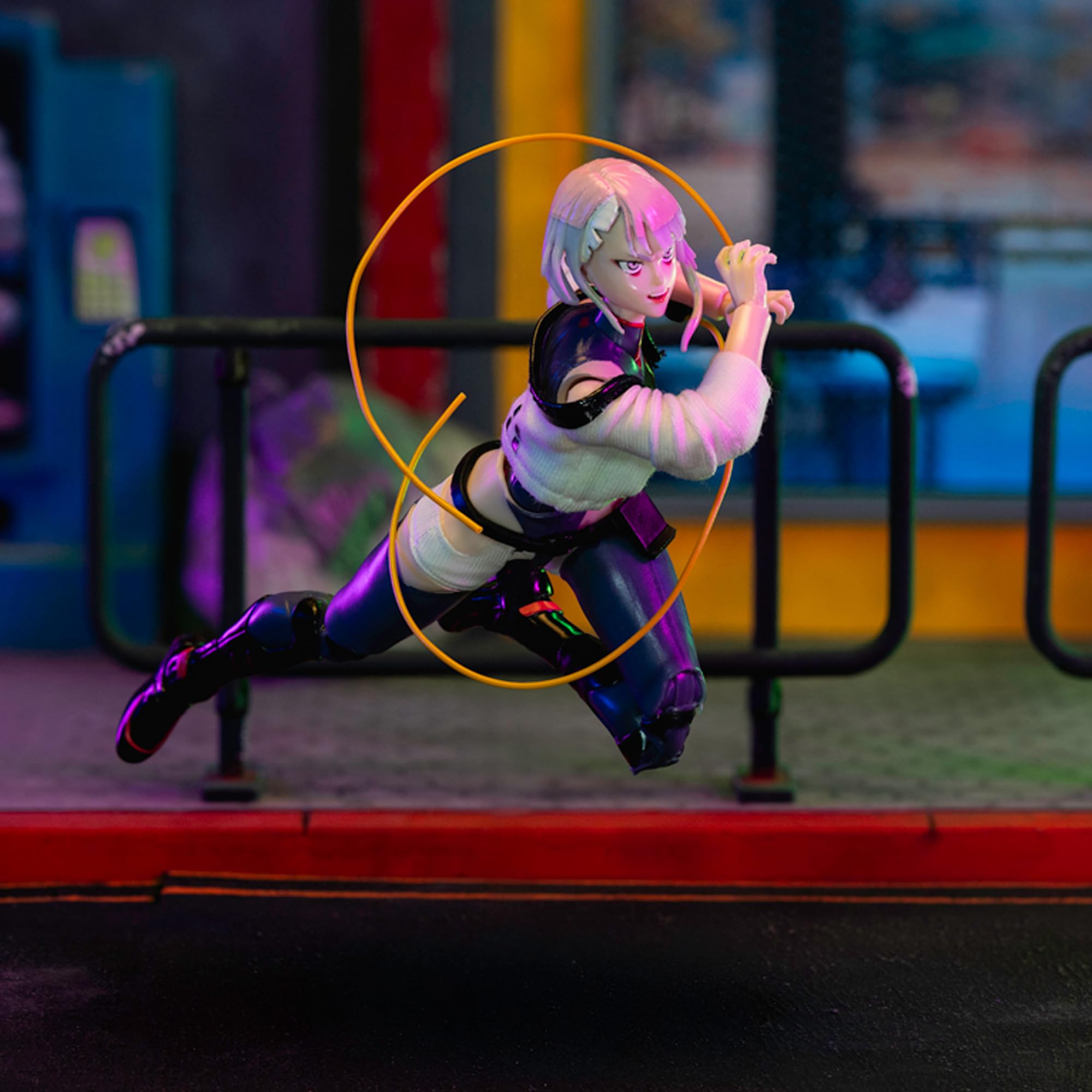Jada Cyberpunk Edgerunners Figura Lucy 15 cm articulada, Accesorios Intercambiables, 20 Puntos articulación, Caja Ventana coleccionista, Licencia Oficial, 14 años (9335005314R00)