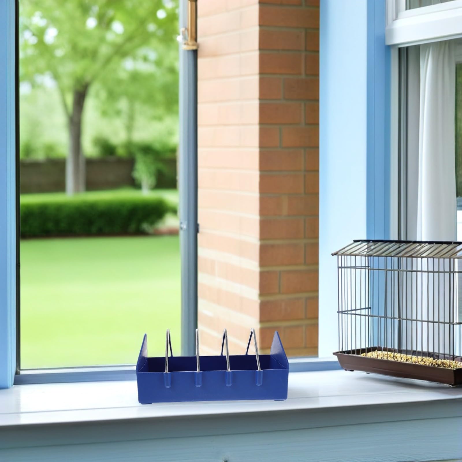 Lot de 4 Mangeoires pour Pigeons en Plastique Bleu Séparation Amovible et Fente Métallique, Grosse Capacité, Résistantes aux Intempéries pour Usage en Ferme ou Extérieur