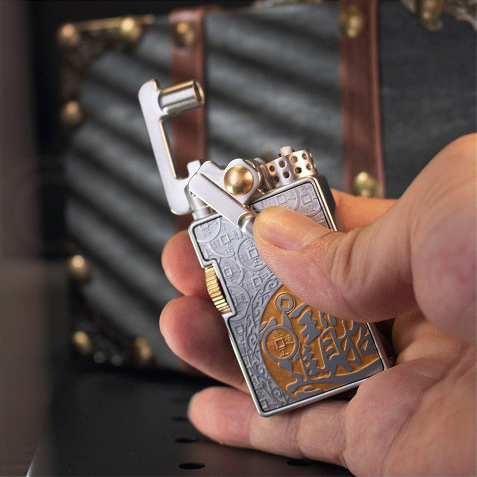 Handgeschnitztes winddichtes Kerosinfeuerzeug im Vintage-Rocker-Stil, tragbares Feuerzeug aus Metall, nachfüllbar, geeignet for Sammeln/Verschenken