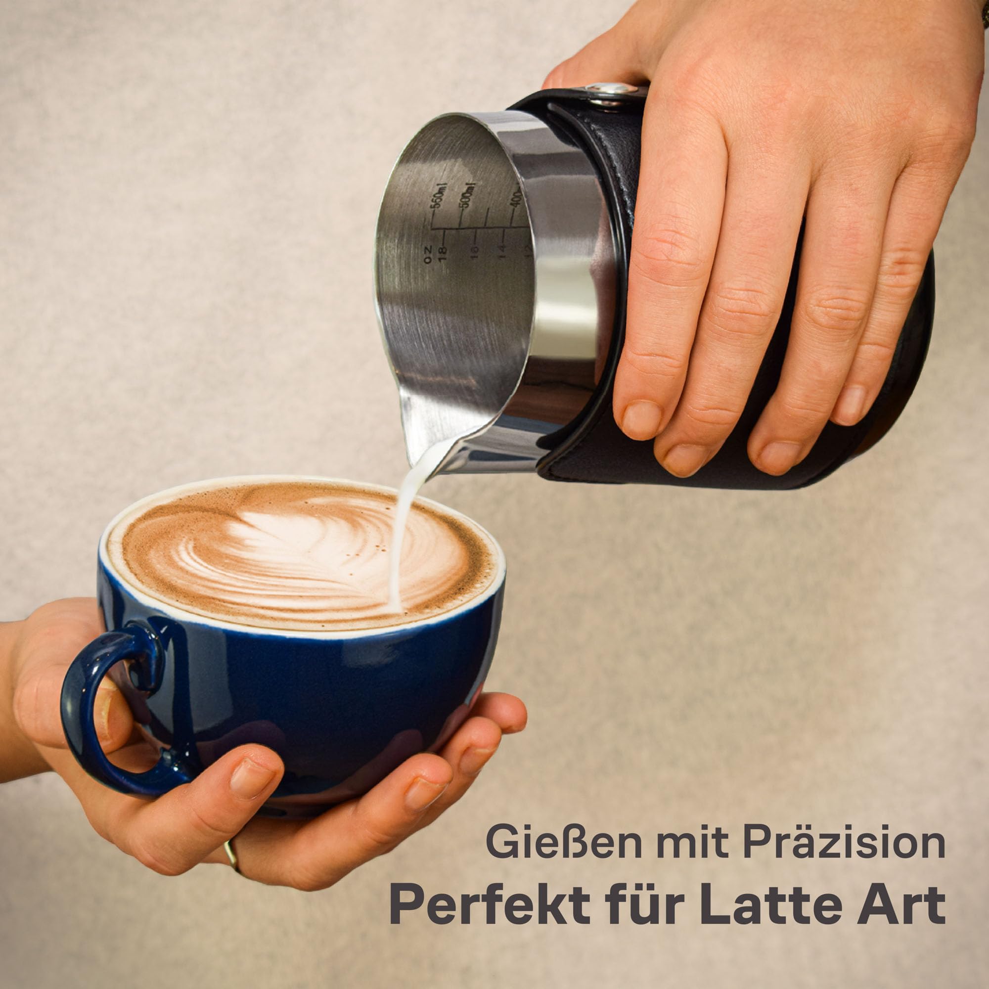 Cosumy Milchkännchen Edelstahl 500ml Schwarz - Milchkanne mit Messkala - Für Latte Art - Barista Zubehör