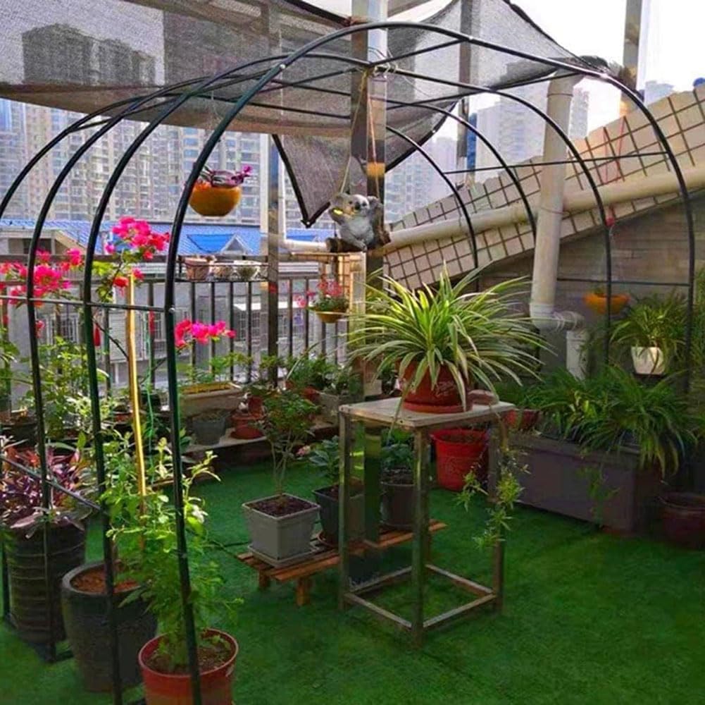 Arco de xardín usado como marco para un pequeno invernadoiro ou refuxio para plantas