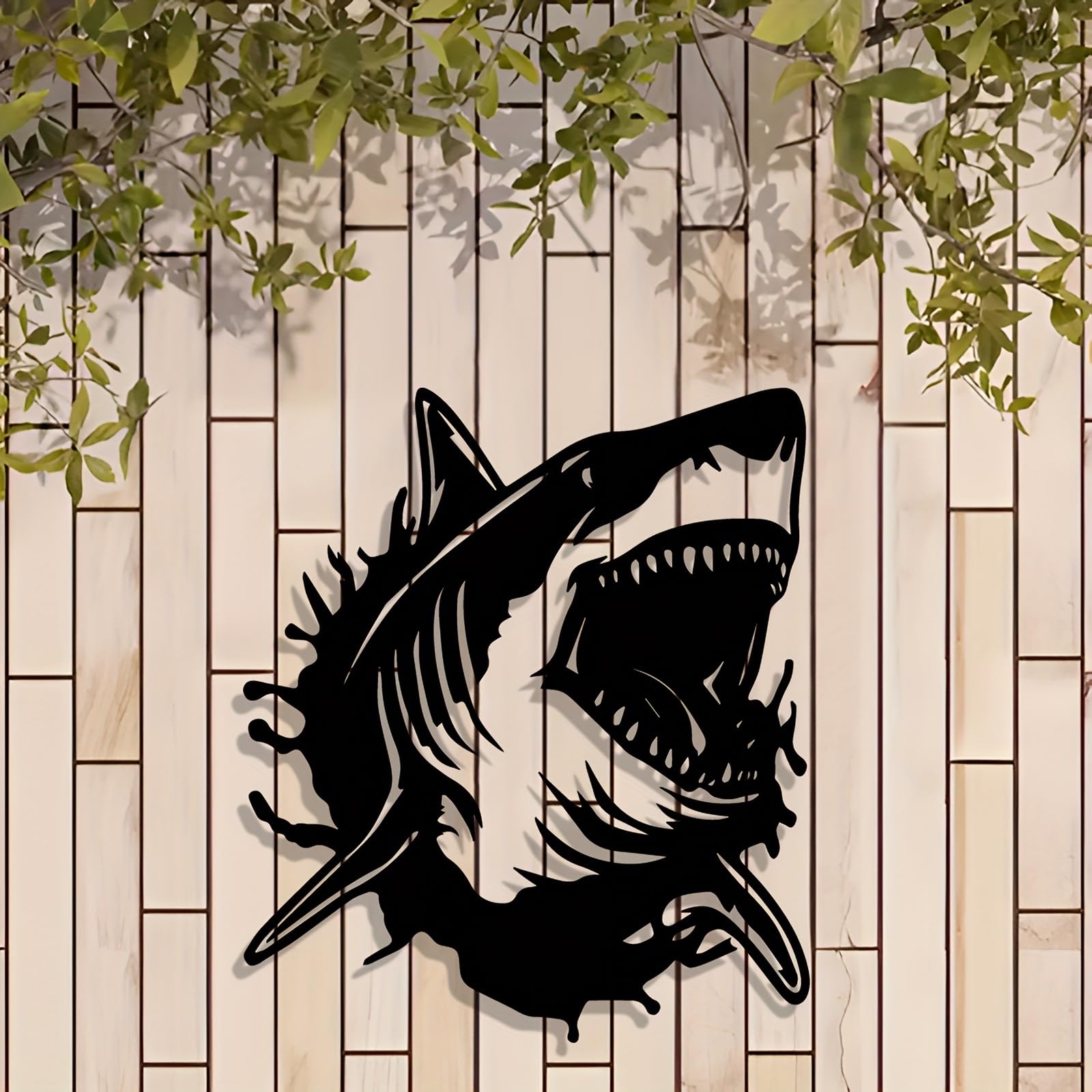 Decoración de pared abstracta contemporánea de metal con diseño de tiburón: mural náutico de hierro negro para interiores/exteriores, hogar y oficina, con detalles de aletas y dientes, ideal para