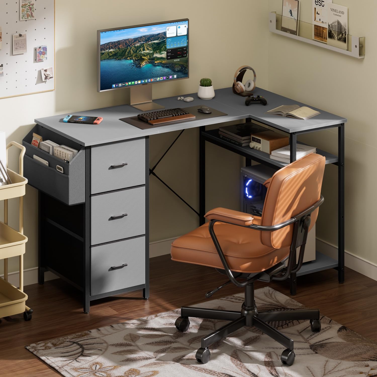 HLONONE Eckschreibtisch mit 3 Schubladen, 140 x 78 cm, Grau | Schreibtisch L Form mit Stauraum, Monitorständer und Seitentaschen, Computertisch mit Regal für Büro, Homeoffice