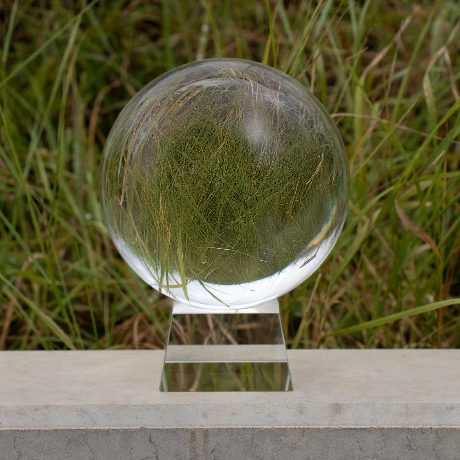 Intirilife Glaskugel mit Ständer in KRISTALL KLAR 130 mm – Kristallkugel mit Glasständer perfekt geeignet für Fotografie, Meditation, Dekoration uvm. – Kristallball Glasball Fotokugel