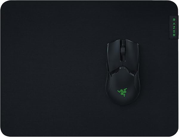 Razer Razer Gigantus V2 Medium - Weiches Gaming-Mauspad für schnelle Spielstile und optimale Kontrolle (360 x 275 x 3mm, Texturierter Stoff aus Mikrogewebe, Rutschfestes Gummi) Schwarz in use
