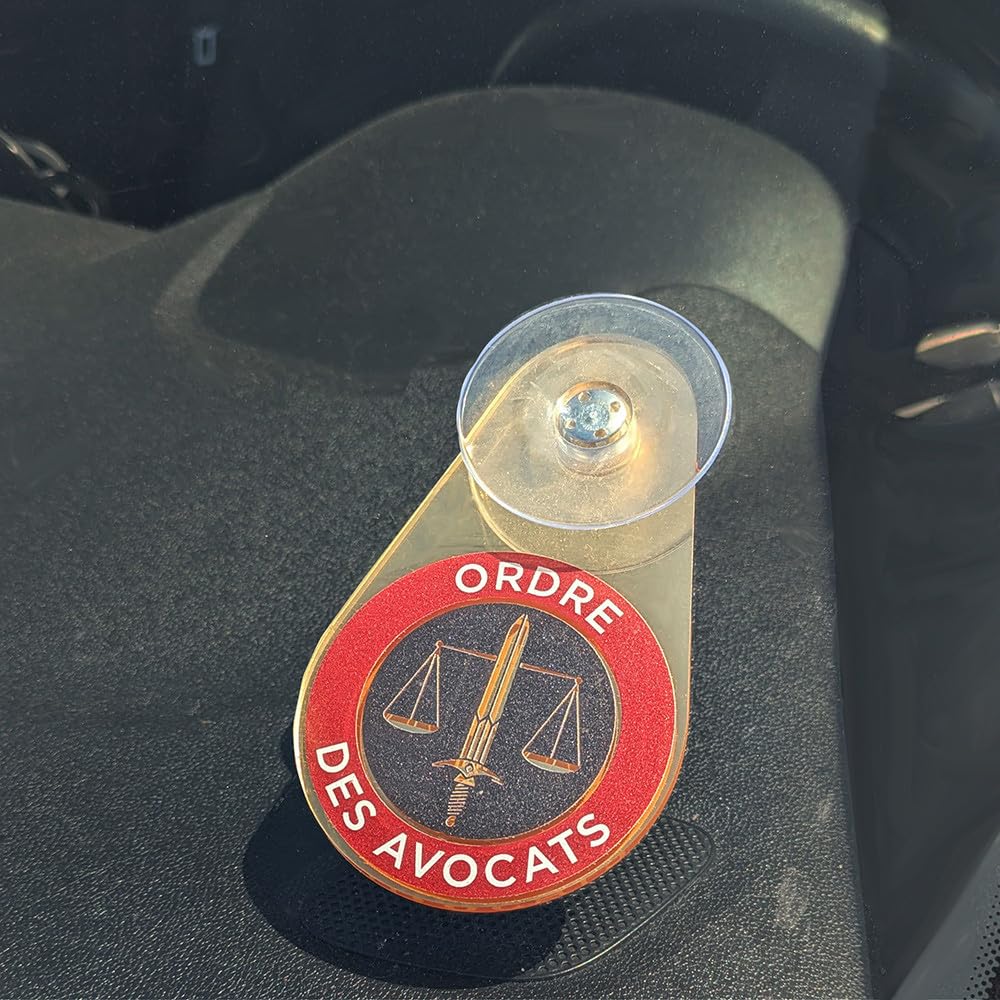 Signalétique.biz France Macaron Avocat - Insigne doré Avocat à Ventouse - Plaque Avocat pour Pare-Brise