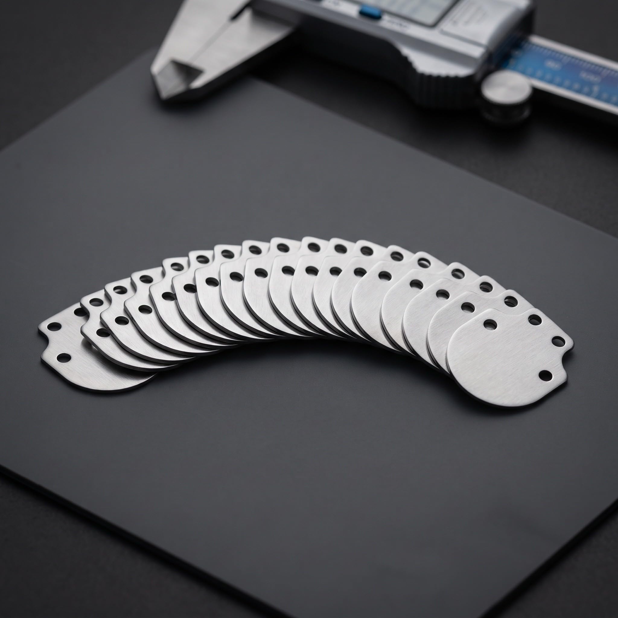 100 Pezzi Scaglie Medievali in Acciaio Inox Argento per Costumi e | Design a Squama di Pesce, Facili da Rivettare e Cucire, Sostituibili, Leggere per Halloween e Rievocazioni