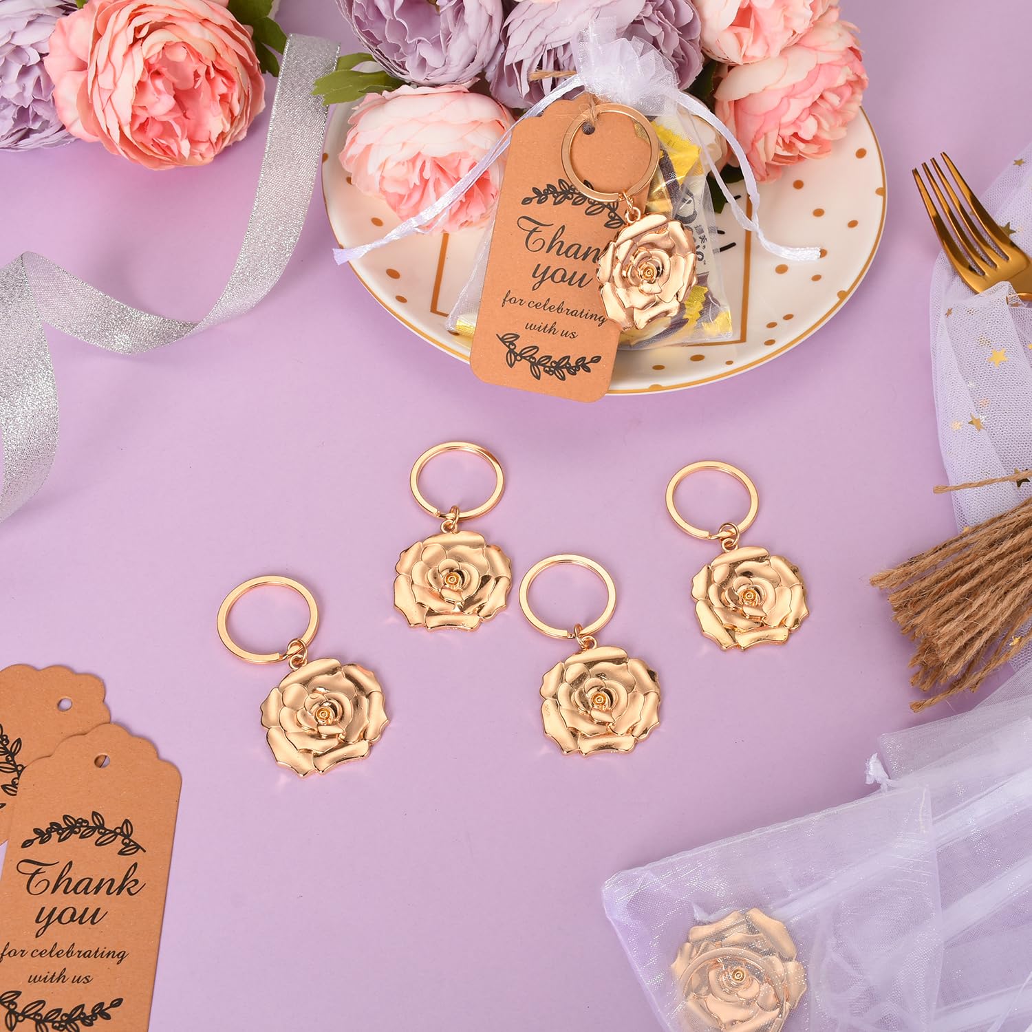 50 szt. breloków / breloków na baby shower, upominki na wesele lub wieczór panieński, prezent, pamiątki dla gości luzem, z zawieszkami na prezenty i białymi torbami (kwiat róży)