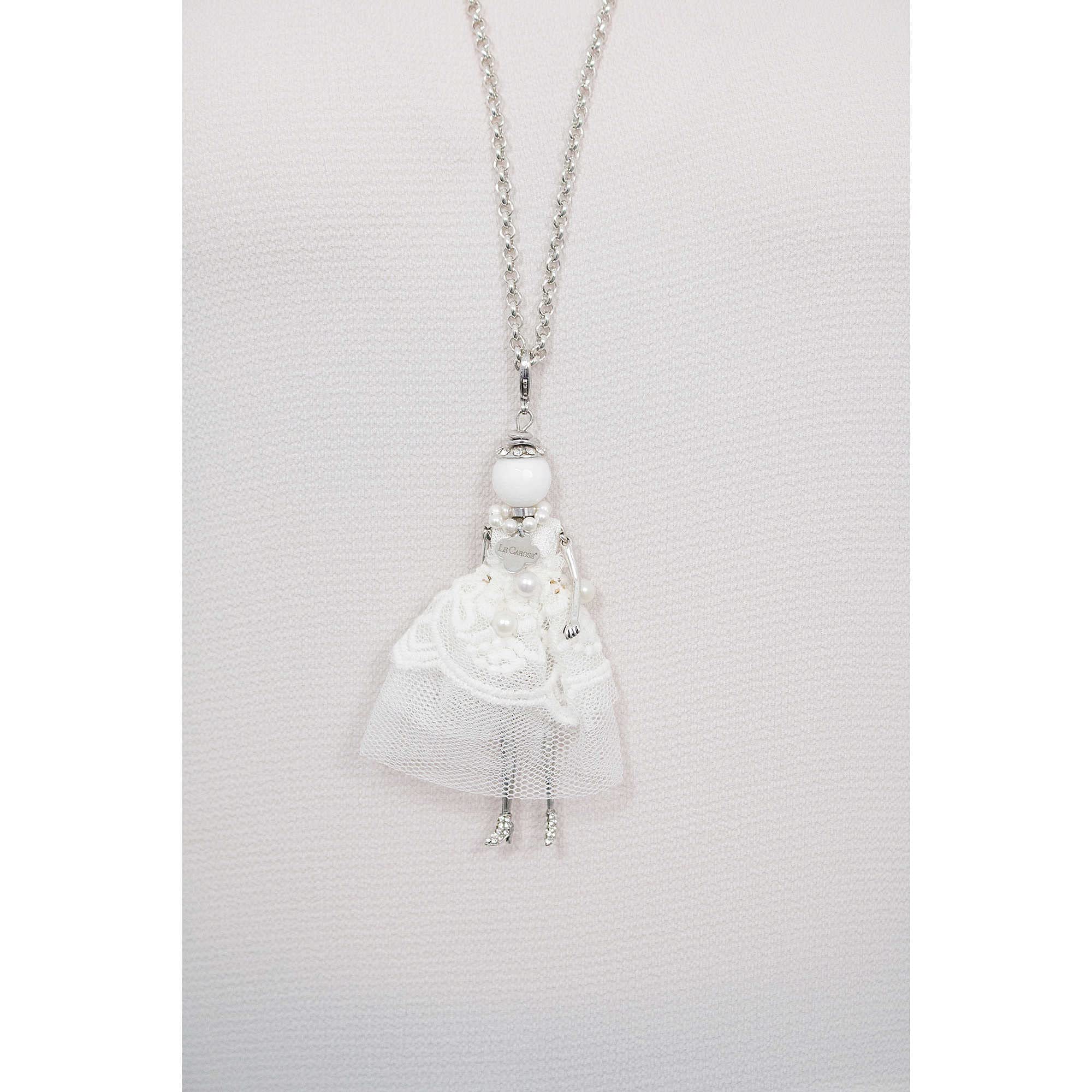Le Carose Damen-Halskette aus der Braut-Kollektion. Der Schmuck ist aus Messing mit einer weißen Galvanik-Puppe und einem kurzen weißen Spitzenkleid mit Perlen und Anhänger für die Braut. Größe: