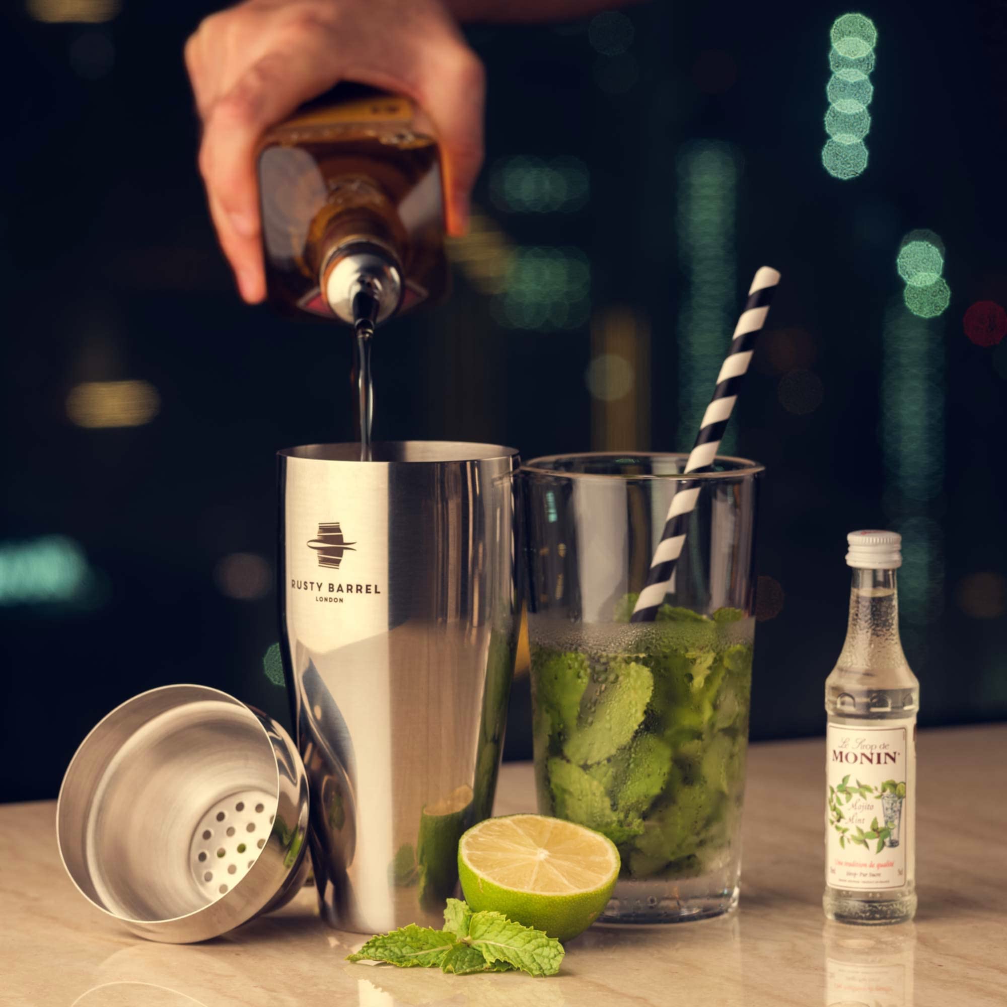 Mayfair Ensemble shaker à cocktail – Grand shaker en acier inoxydable de style Manhattan de 750 ml avec passoire intégrée, double doseur 25/50 et livret de recettes de cocktails |