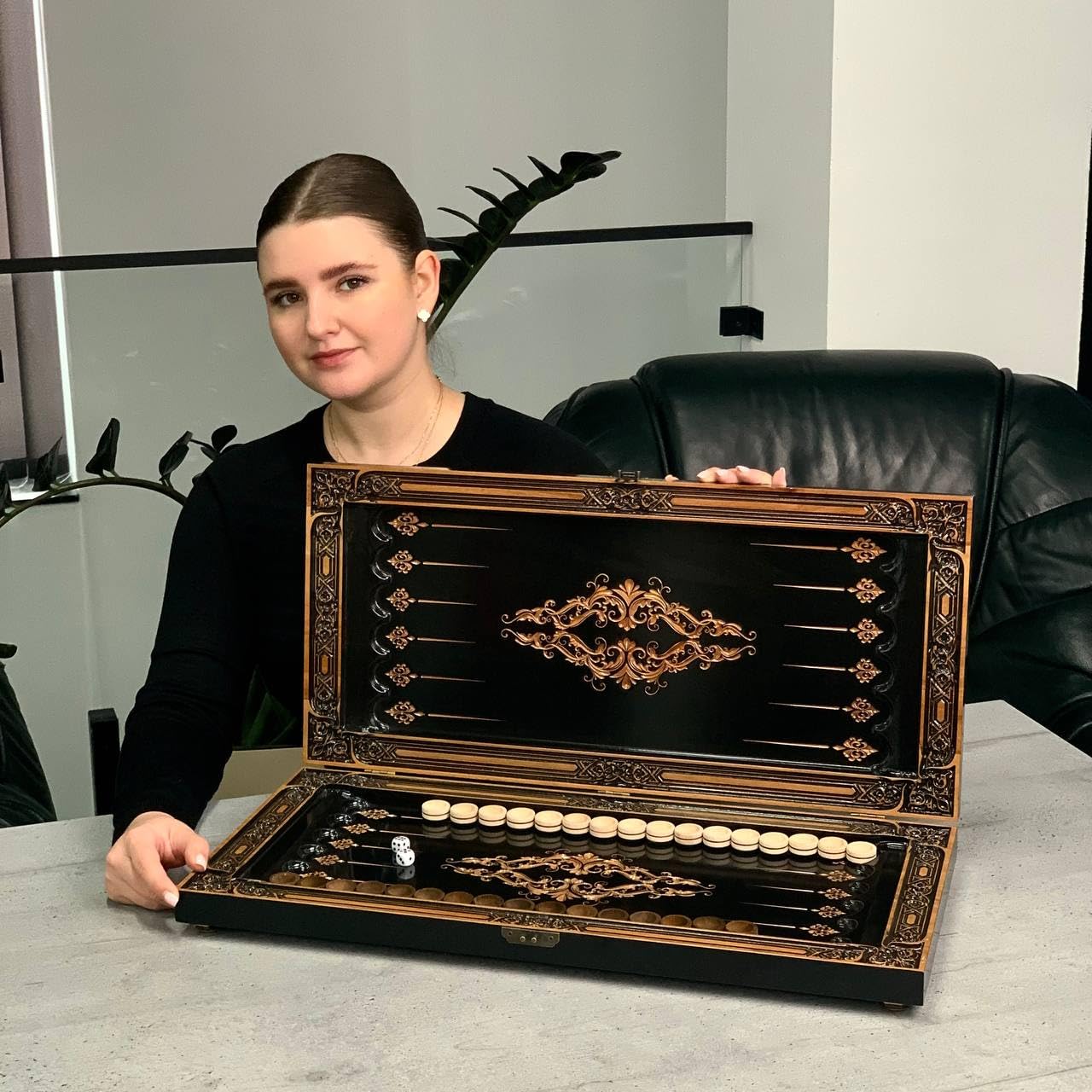 Backgammon - Fabriqué à la main - En bois massif - Grande sculpture de dragon - 60 cm - Jeu de société élégant en bois d'érable avec 32 pions et dés en bois - Idée cadeau de luxe pour les
