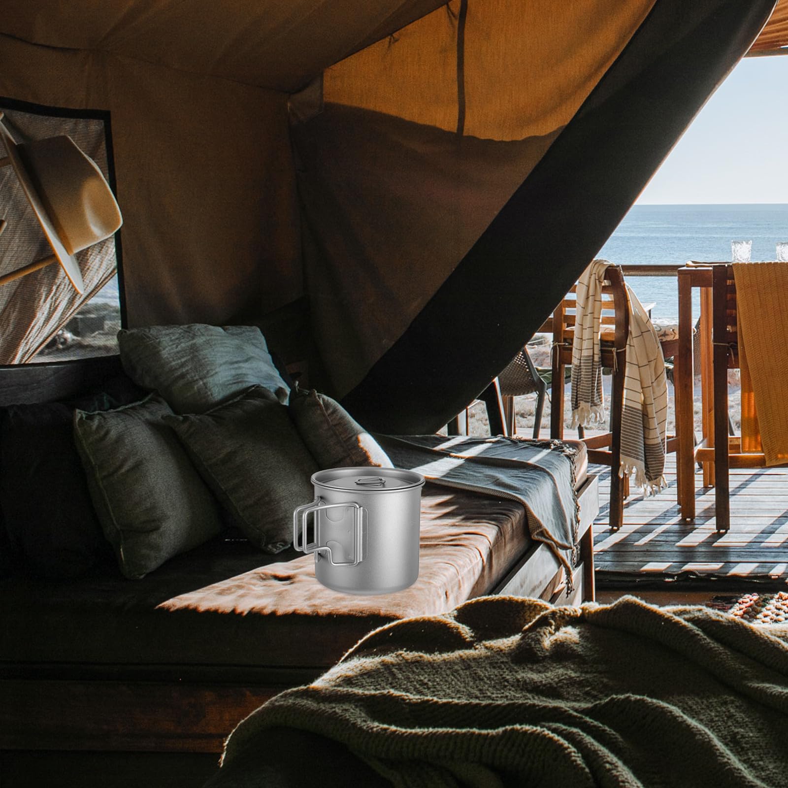 Tasse Pliable de Camping en Titane avec Poignée Rabattable et Couvercle, Légère et Polyvalente pour Pique-niques en Plein Air ou Bureau, avec Paquet de Rangement