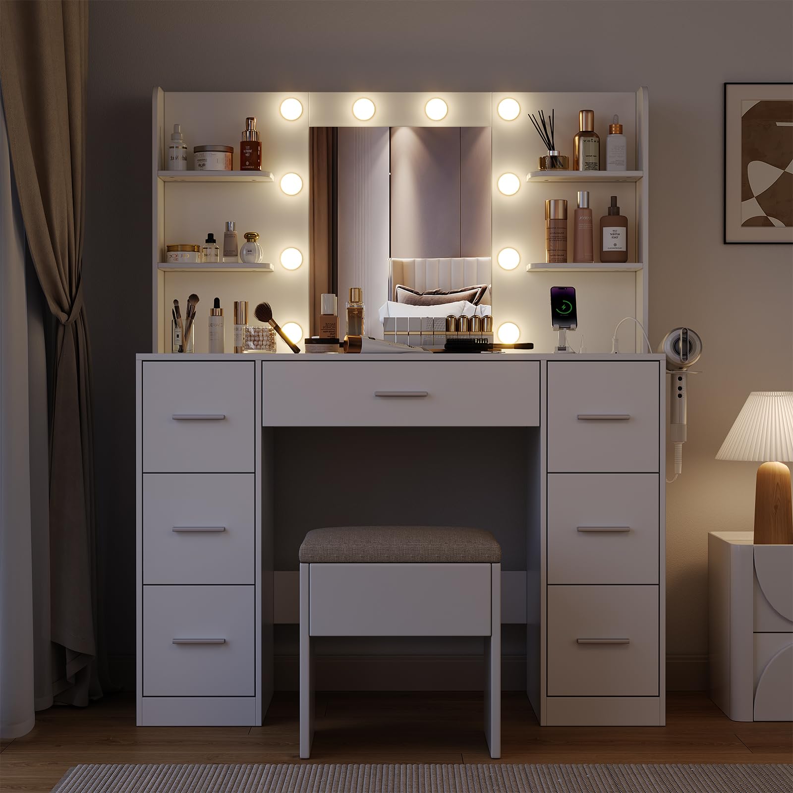 Devoko Toeletta Trucco con Luci e Prese,Postazione Trucco con Specchio e Sgabello,Tavolo da Trucco con 7 Cassetti, 4 Ripiani Aperti,Camera da letto,Moderno (Set Bianco)