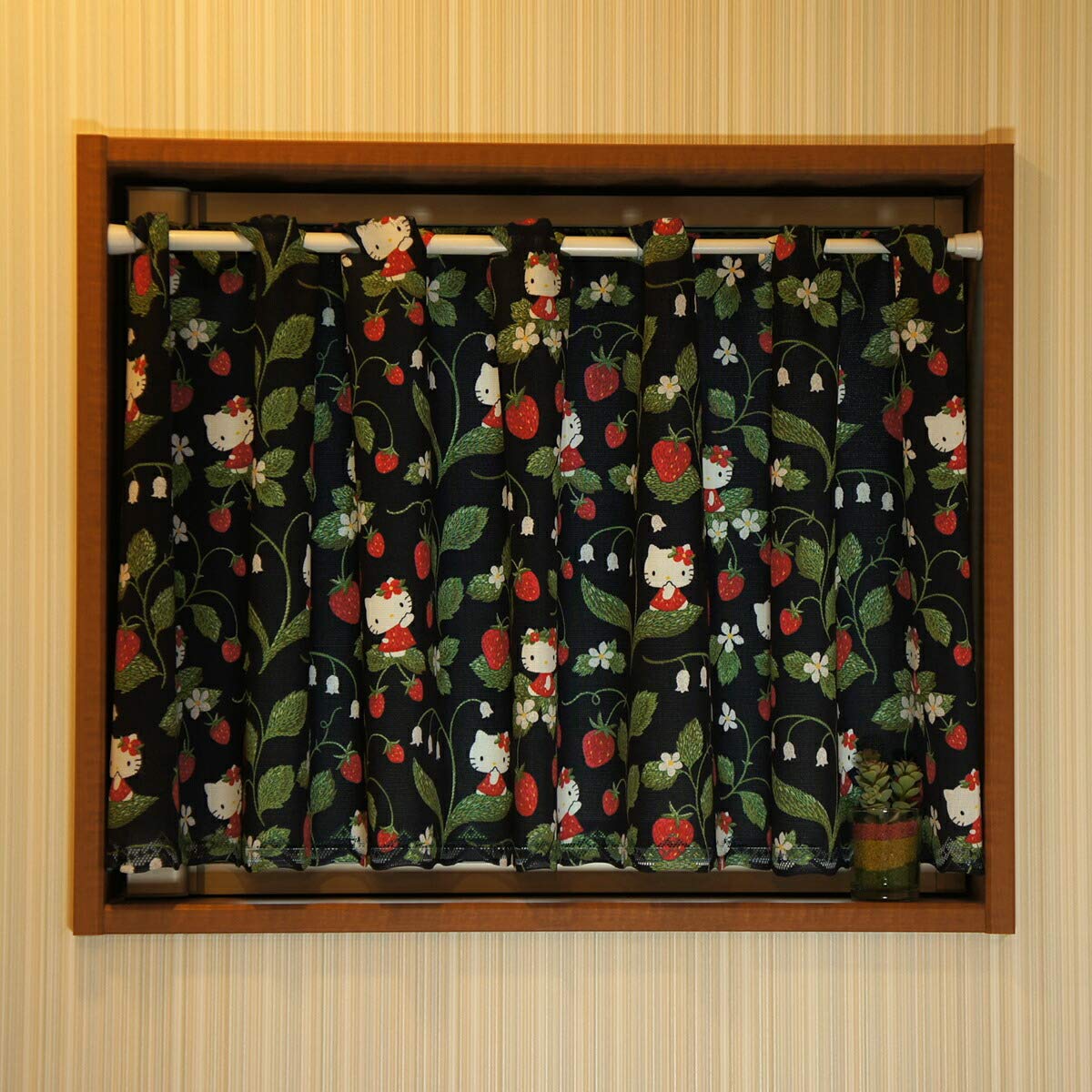 Amazon｜のれん工房 カフェカーテン ハローキティ 刺繍風イチゴ 幅120