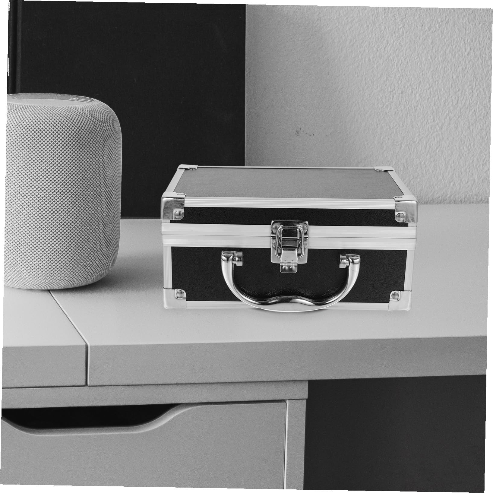 Valigetta Cosmetici Portatile in Lega di Alluminio Nera Organizer Compatto per Trucco e Accessori Custodia da Viaggio Elegante e Versatile per Professionisti e Uso Quotidiano